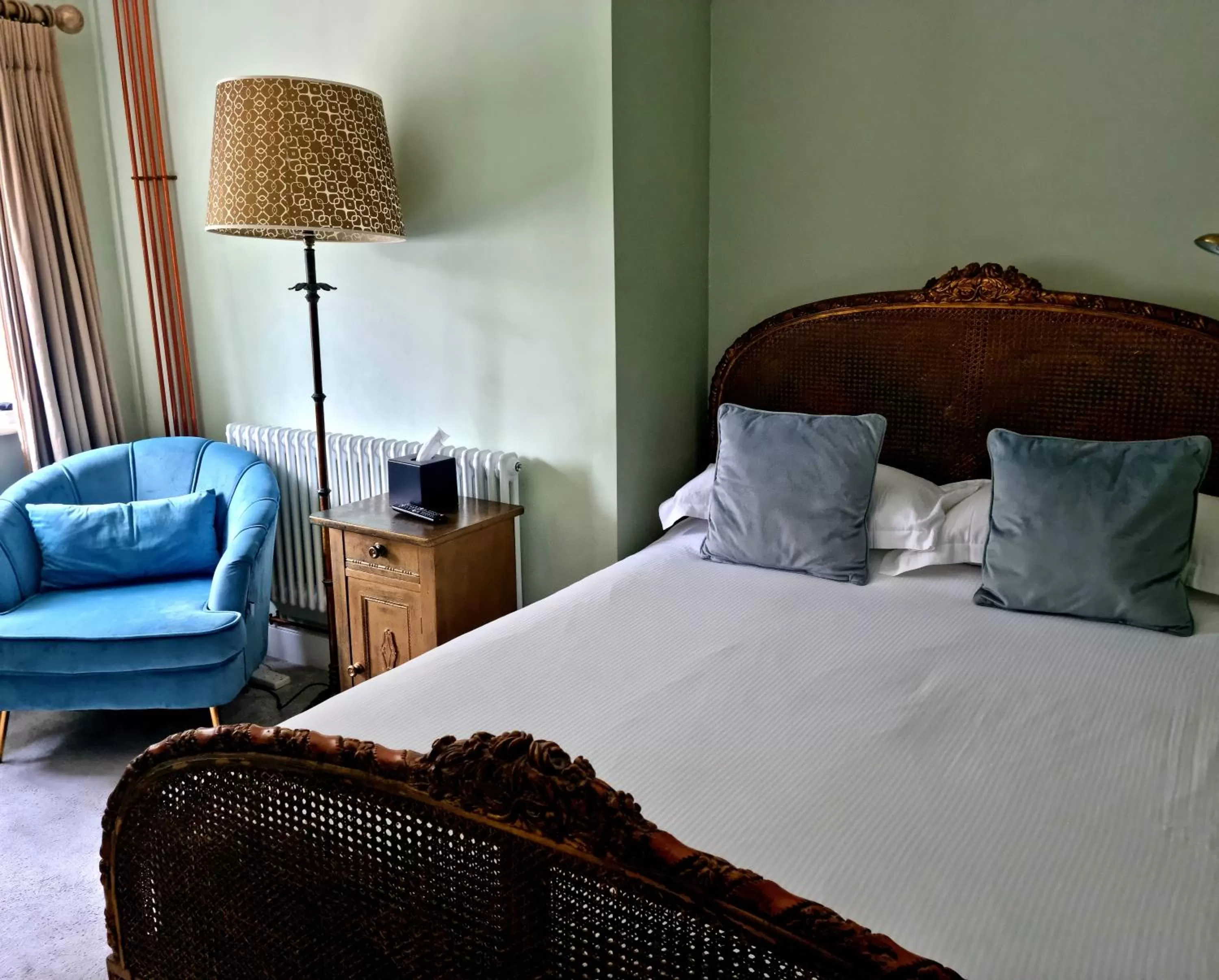 Seating area, Bed in The Ollerod