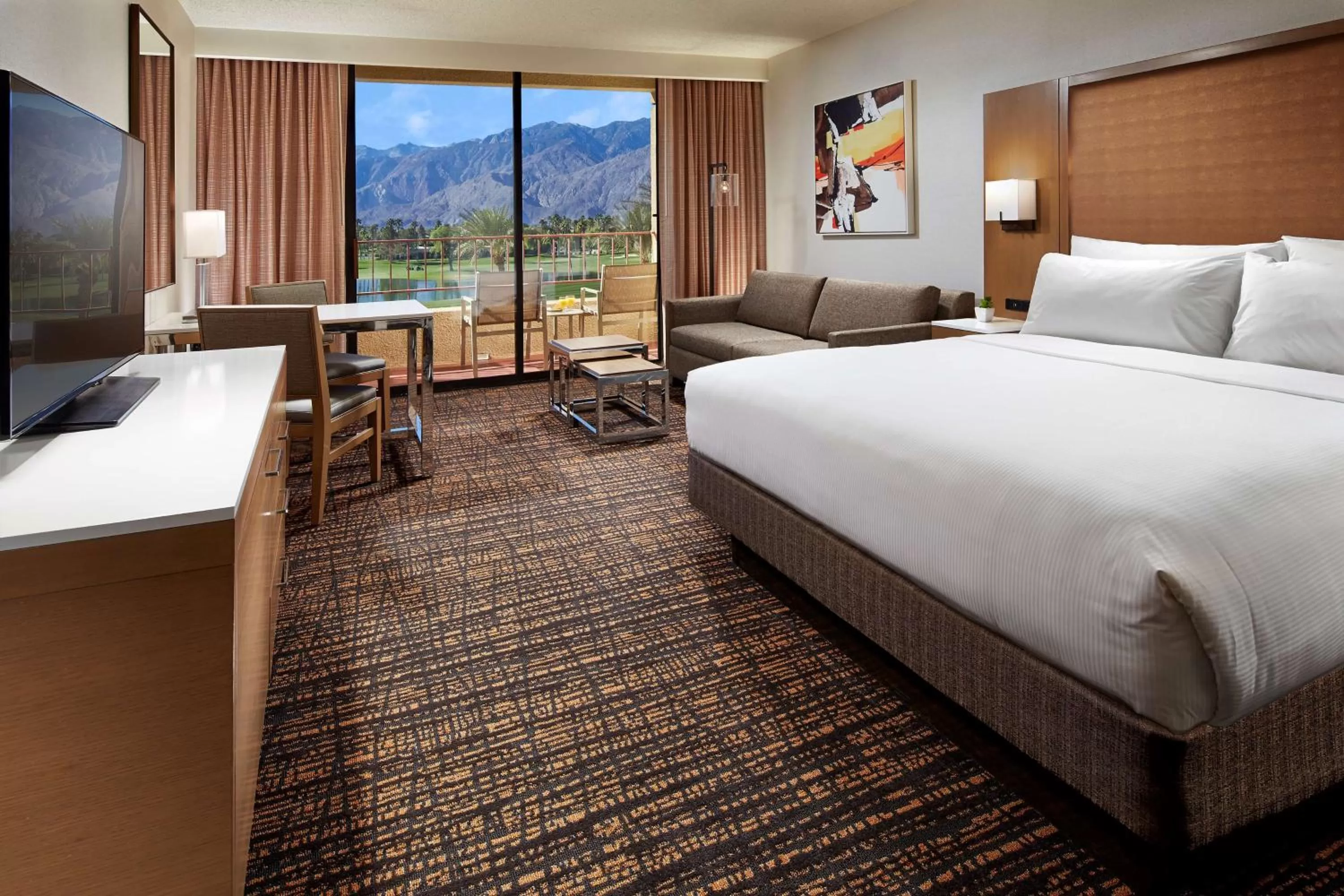 Living room, Bed in DoubleTree by Hilton Golf Resort Palm Springs