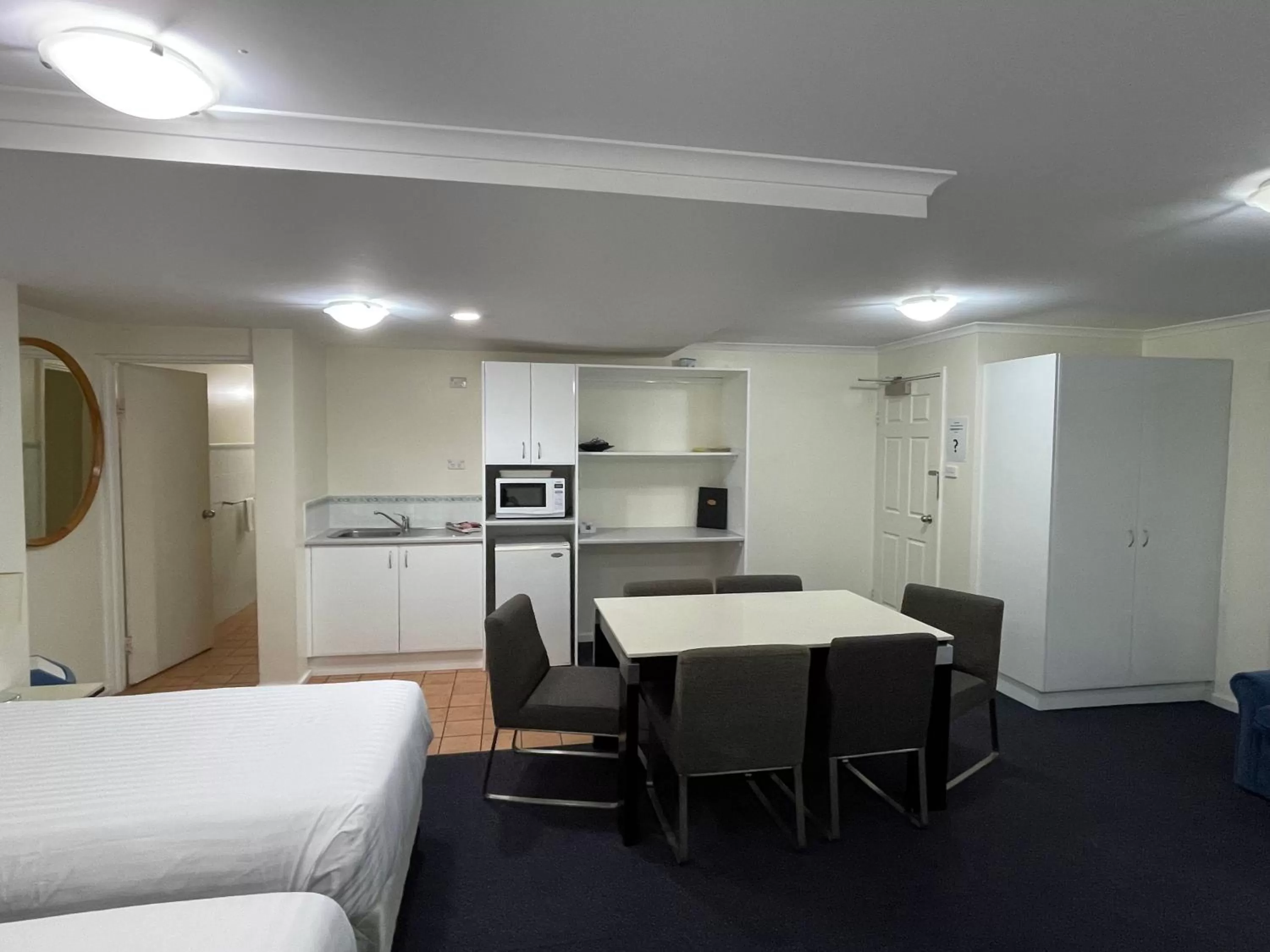 Bed in Lakeview Motor Inn