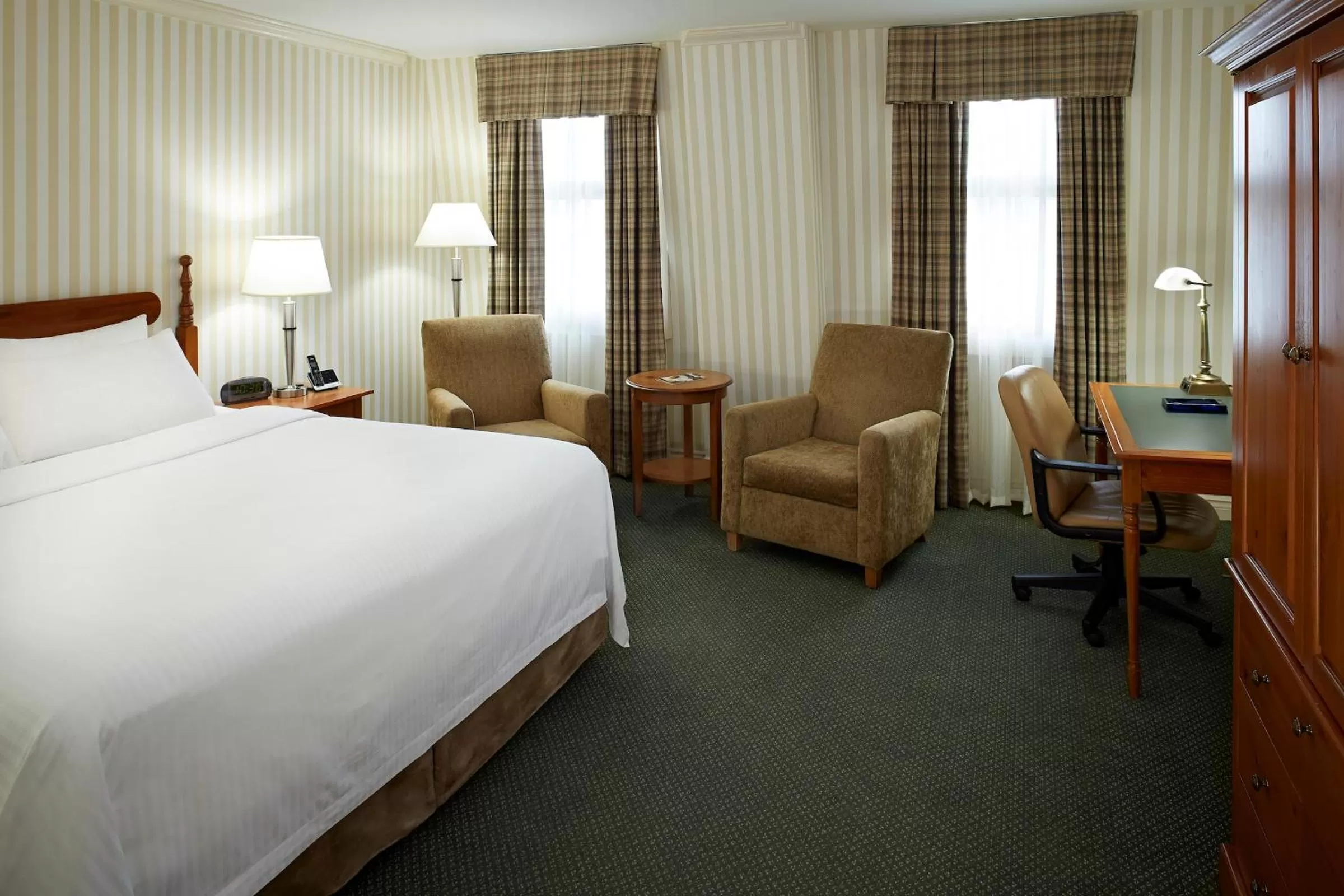 Photo of the whole room, Bed in The Barrington Hotel