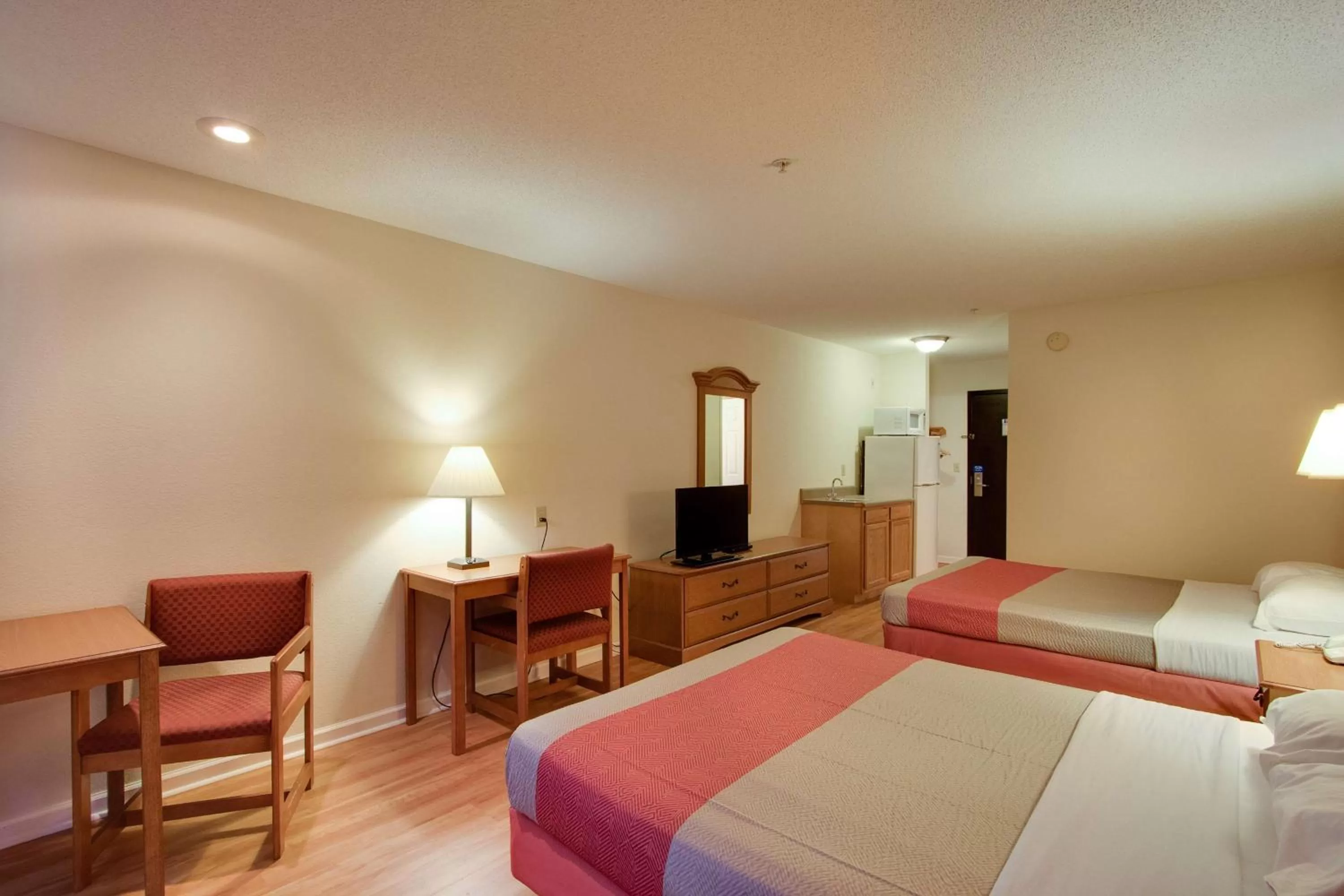 TV and multimedia, Bed in Motel 6-Hinesville, GA