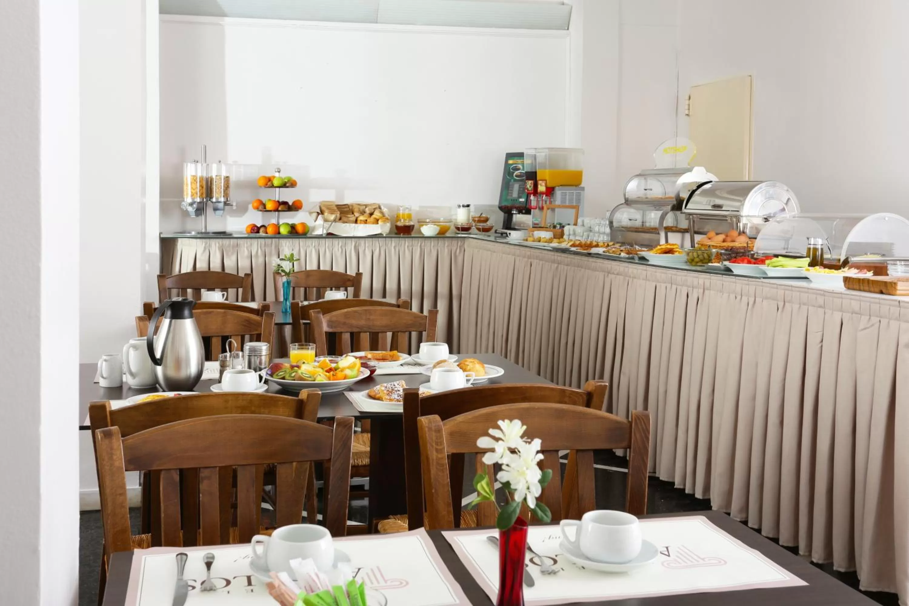 Restaurant/places to eat in Attalos Hotel