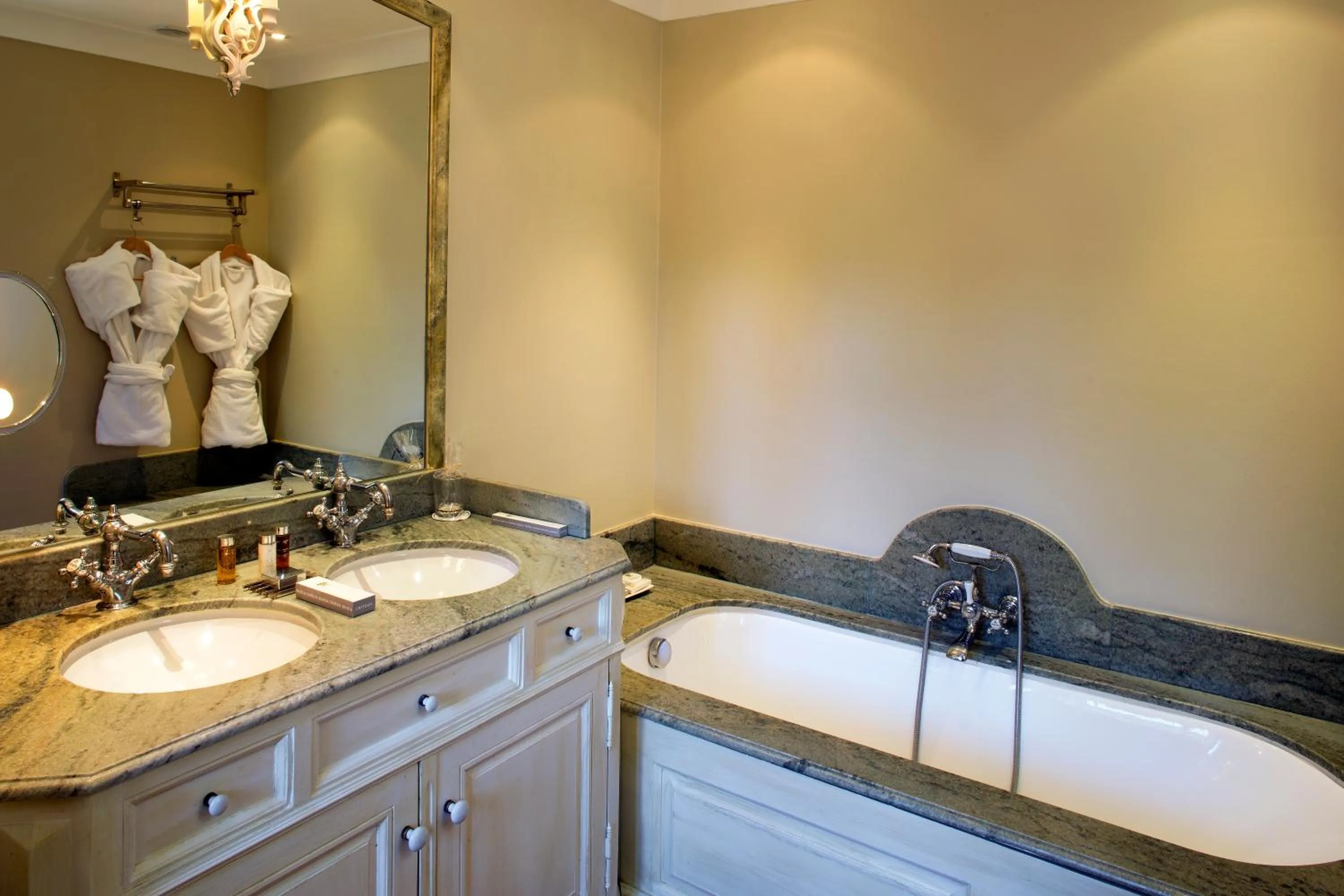 Bath in Bastide Saint Antoine - Relais & Châteaux