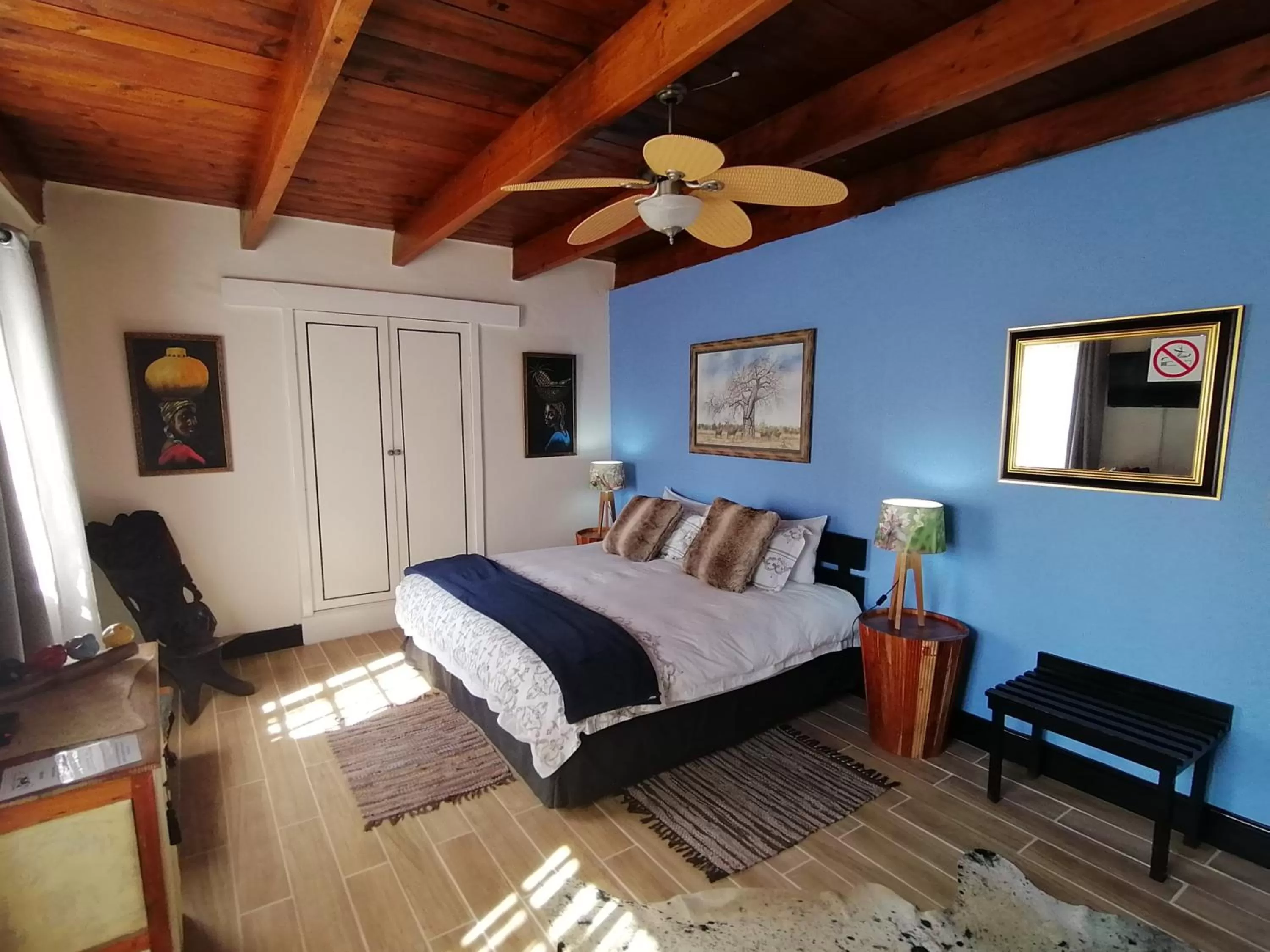 Photo of the whole room, Bed in Squirrels Corner