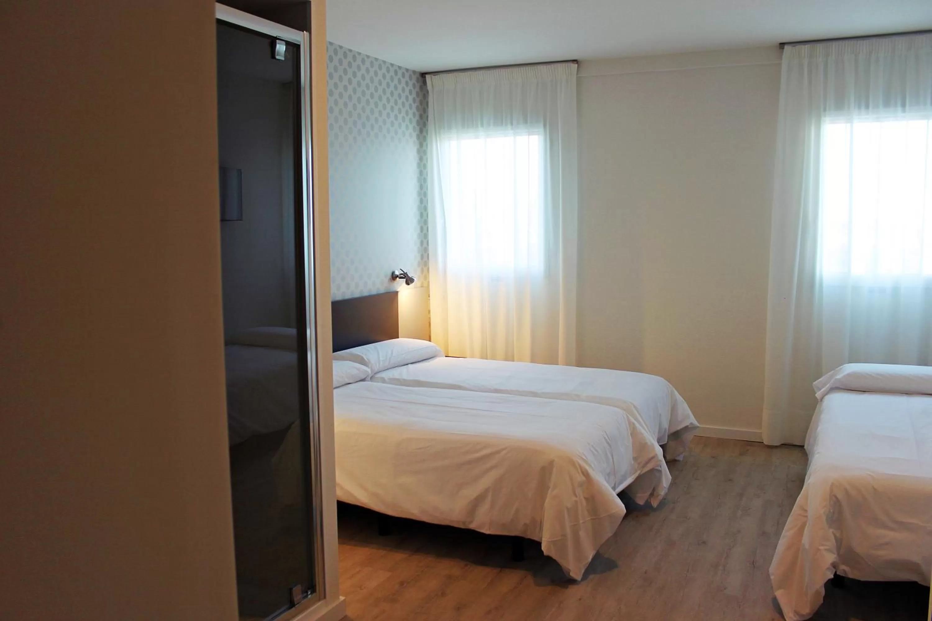 Photo of the whole room, Bed in Checkin Urban Nevada