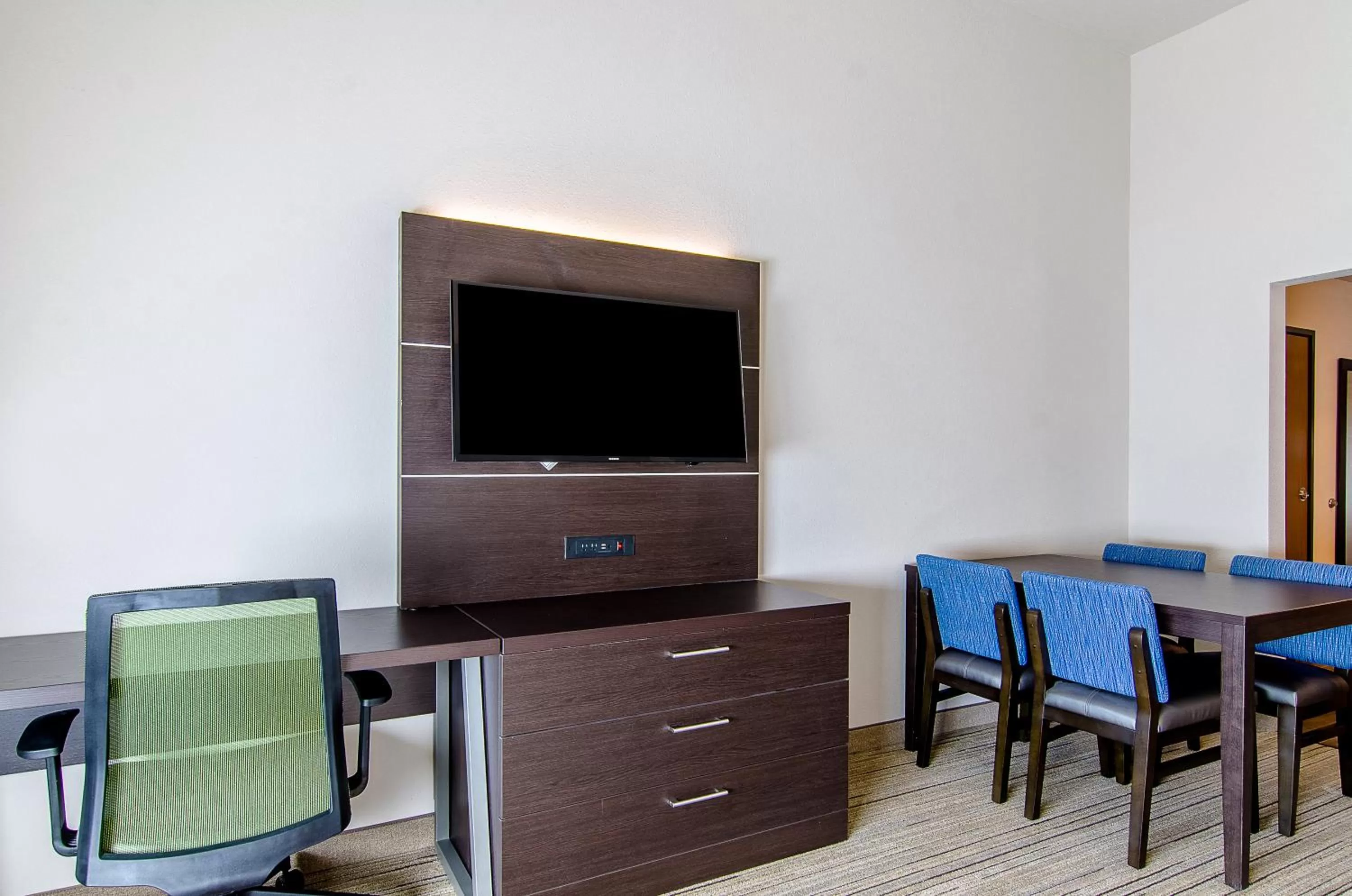 TV and multimedia in Holiday Inn Express & Suites - Atchison by IHG