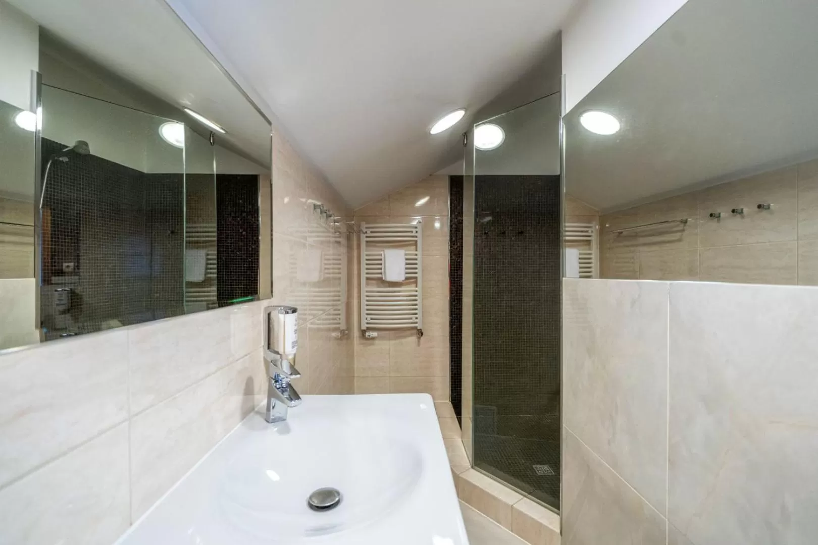 Shower in Hotel META Resort & Vine SPA