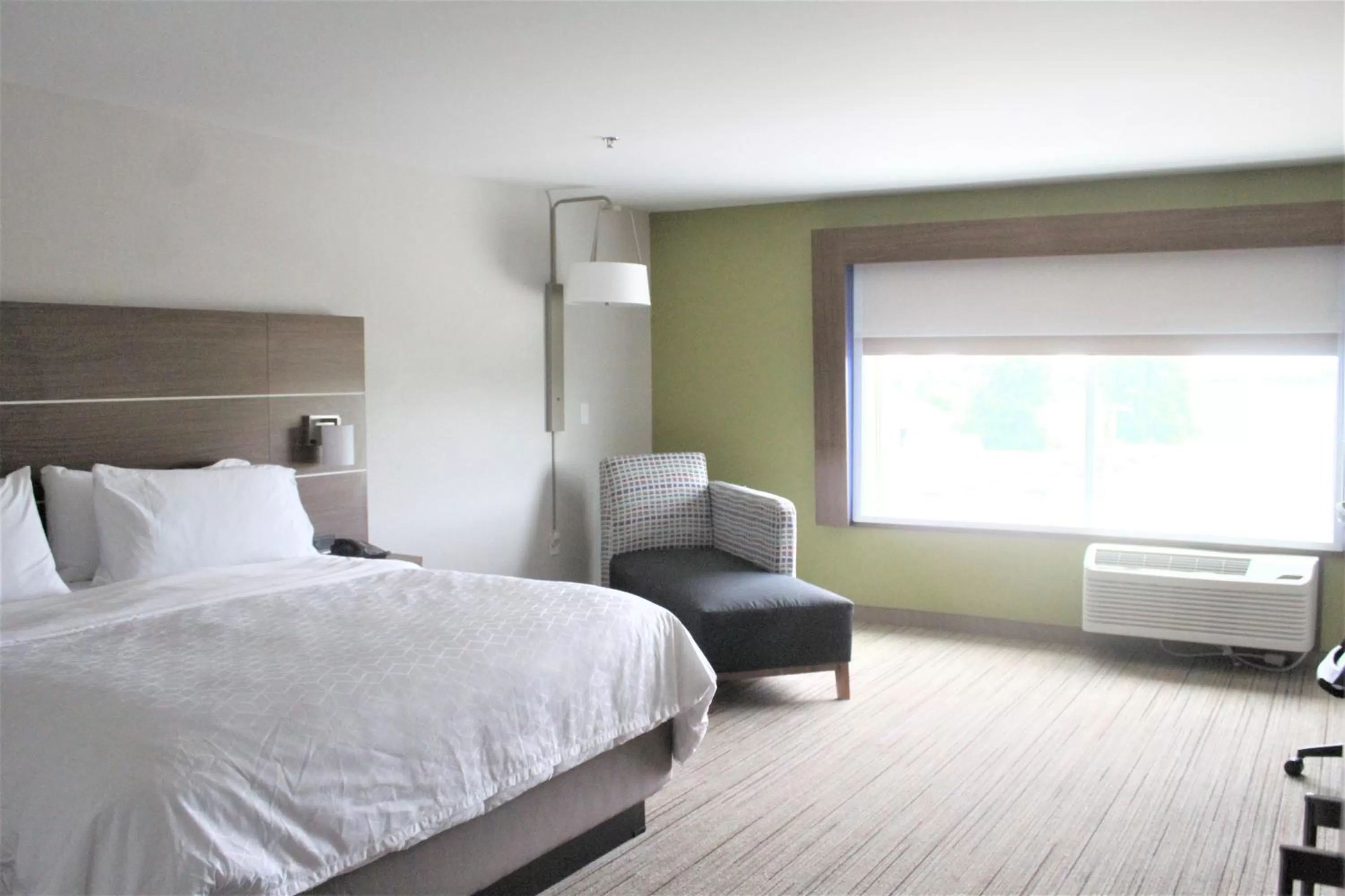 Bed in Holiday Inn Express & Suites - Kokomo South by IHG