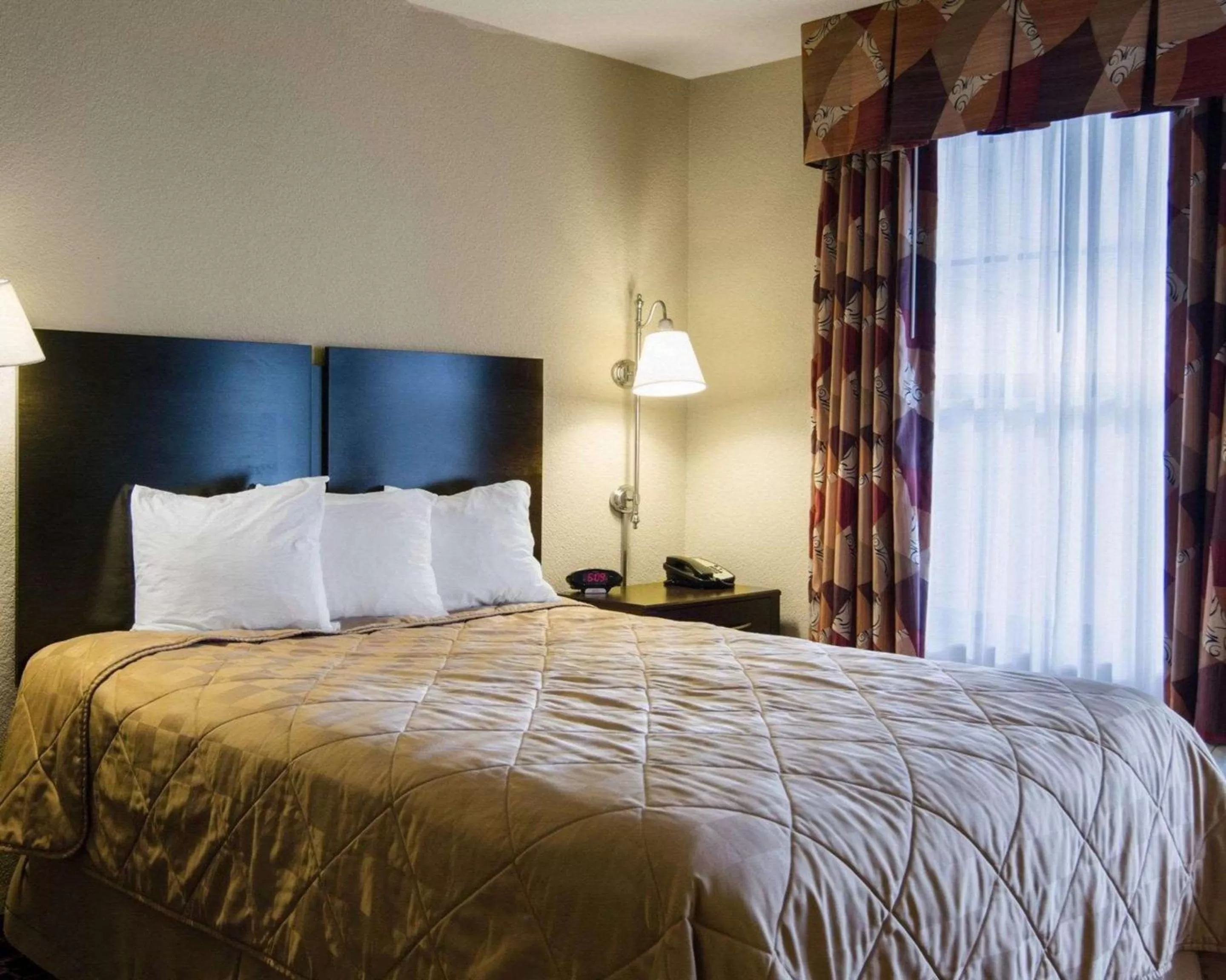 Photo of the whole room, Bed in Affordable Suites of America Rogers - Bentonville