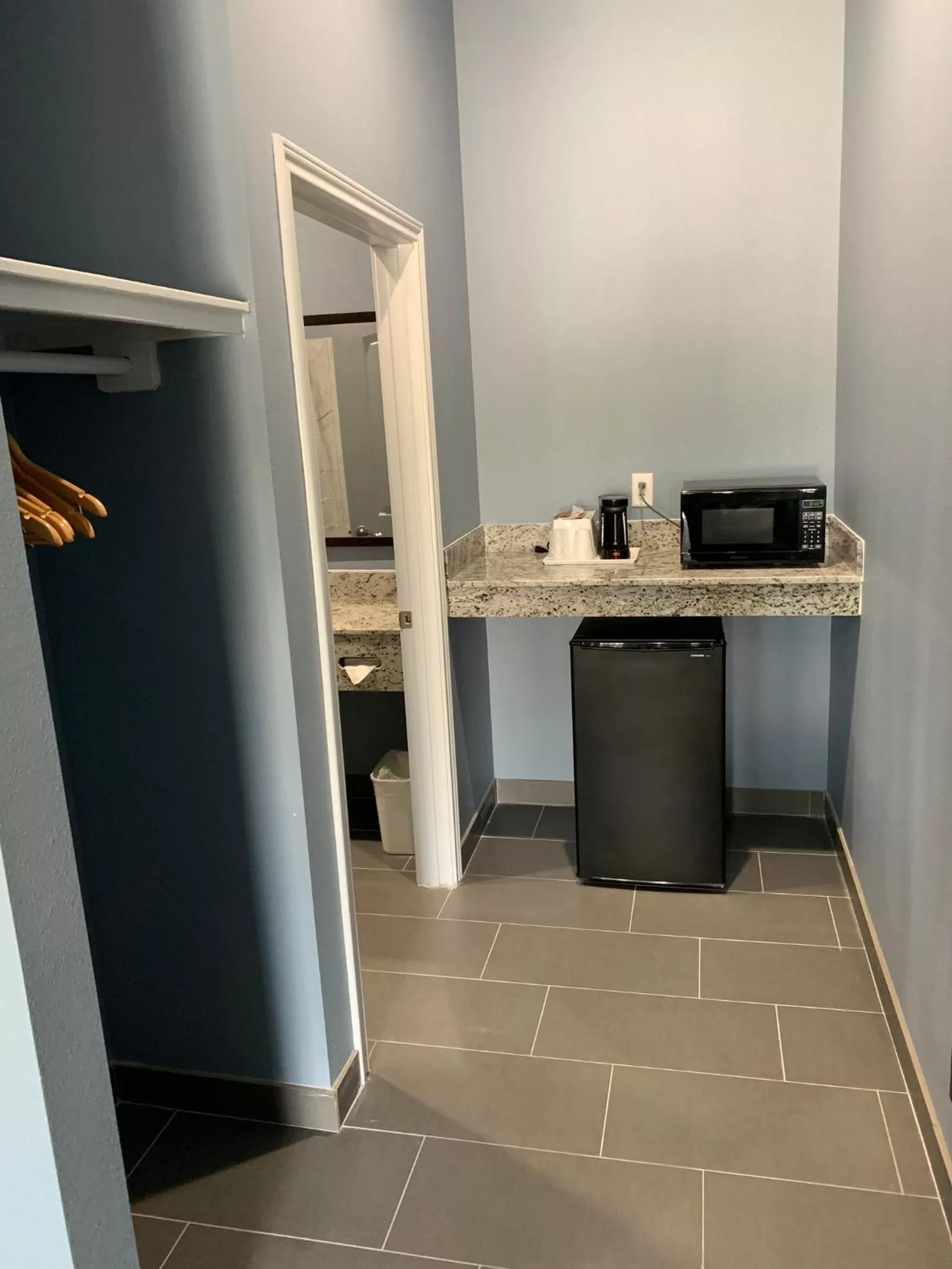 Kitchen/Kitchenette in Scottish Inns and Suites Scarsdale