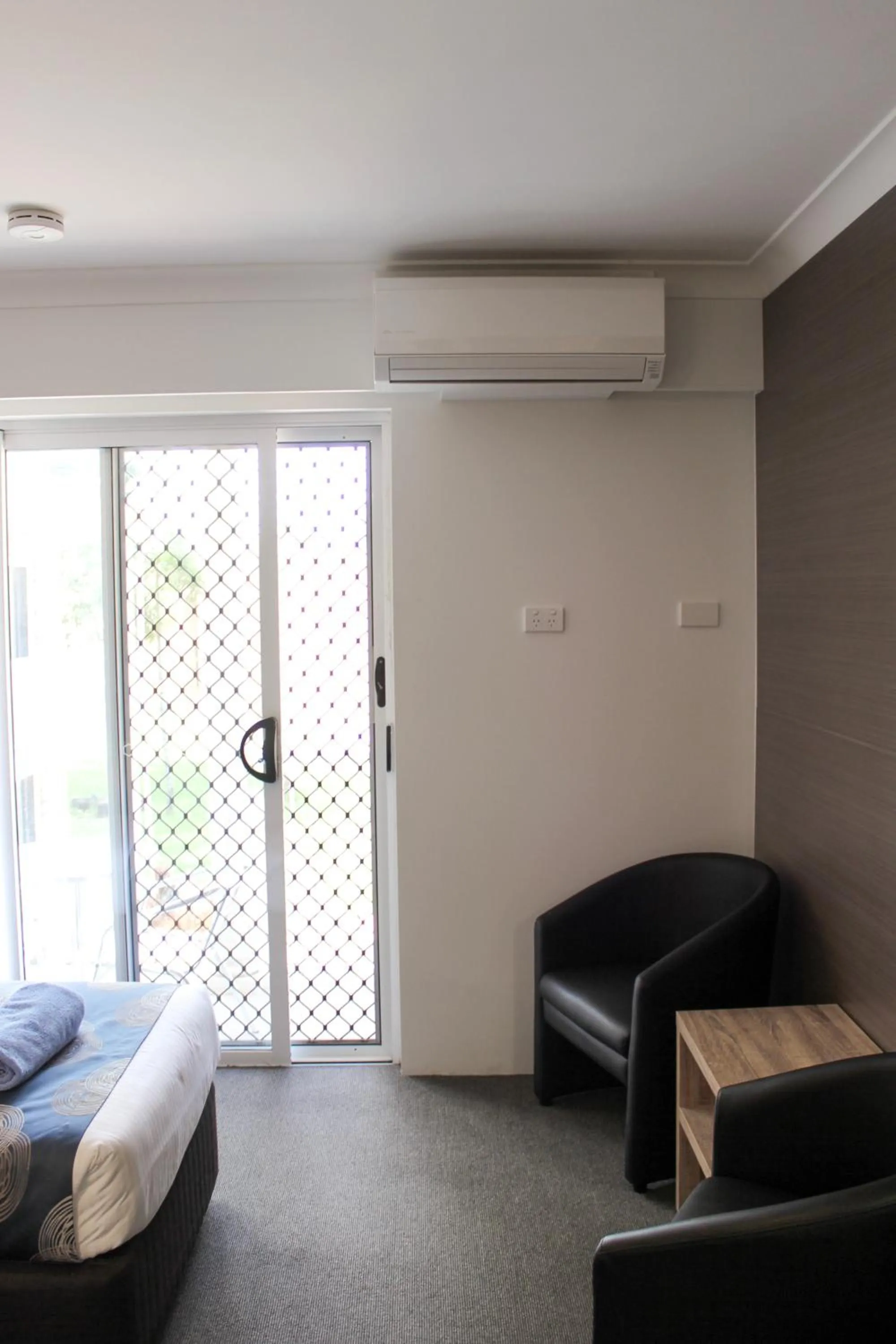 Seating area, Bed in Aston Motel Yamba