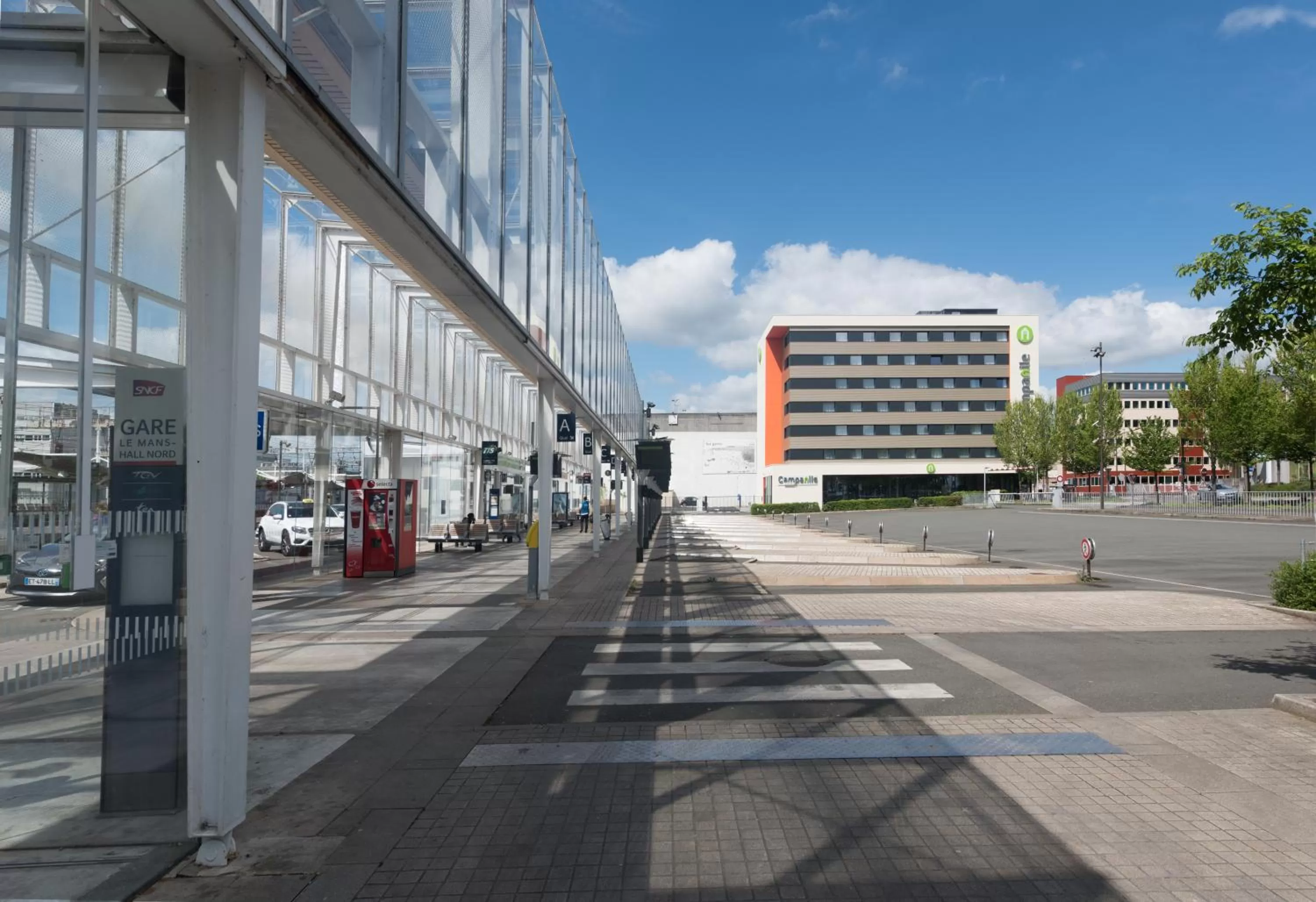 Facade/entrance in Campanile Le Mans Centre - Gare