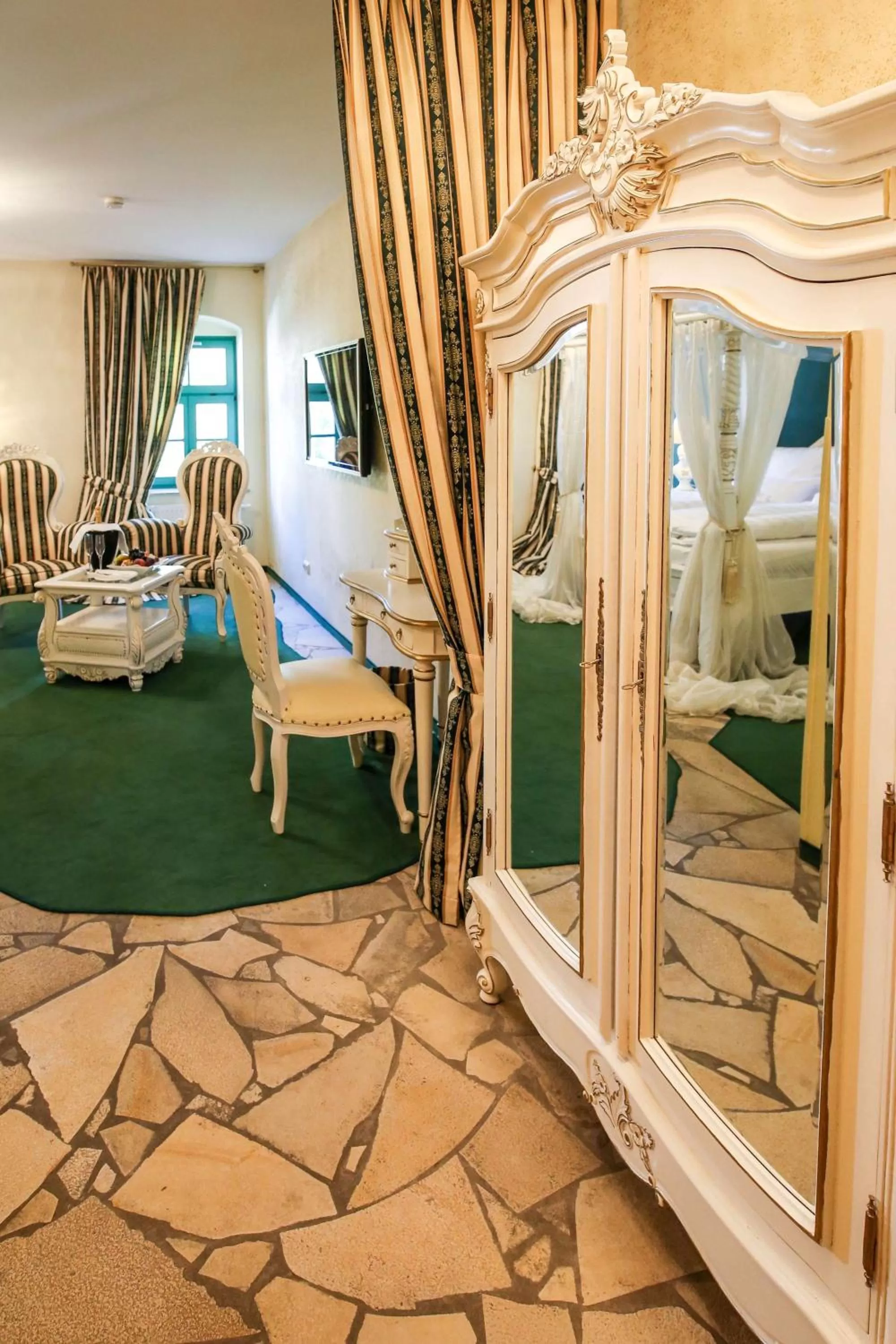 Day, Bed in Backstage Hotel