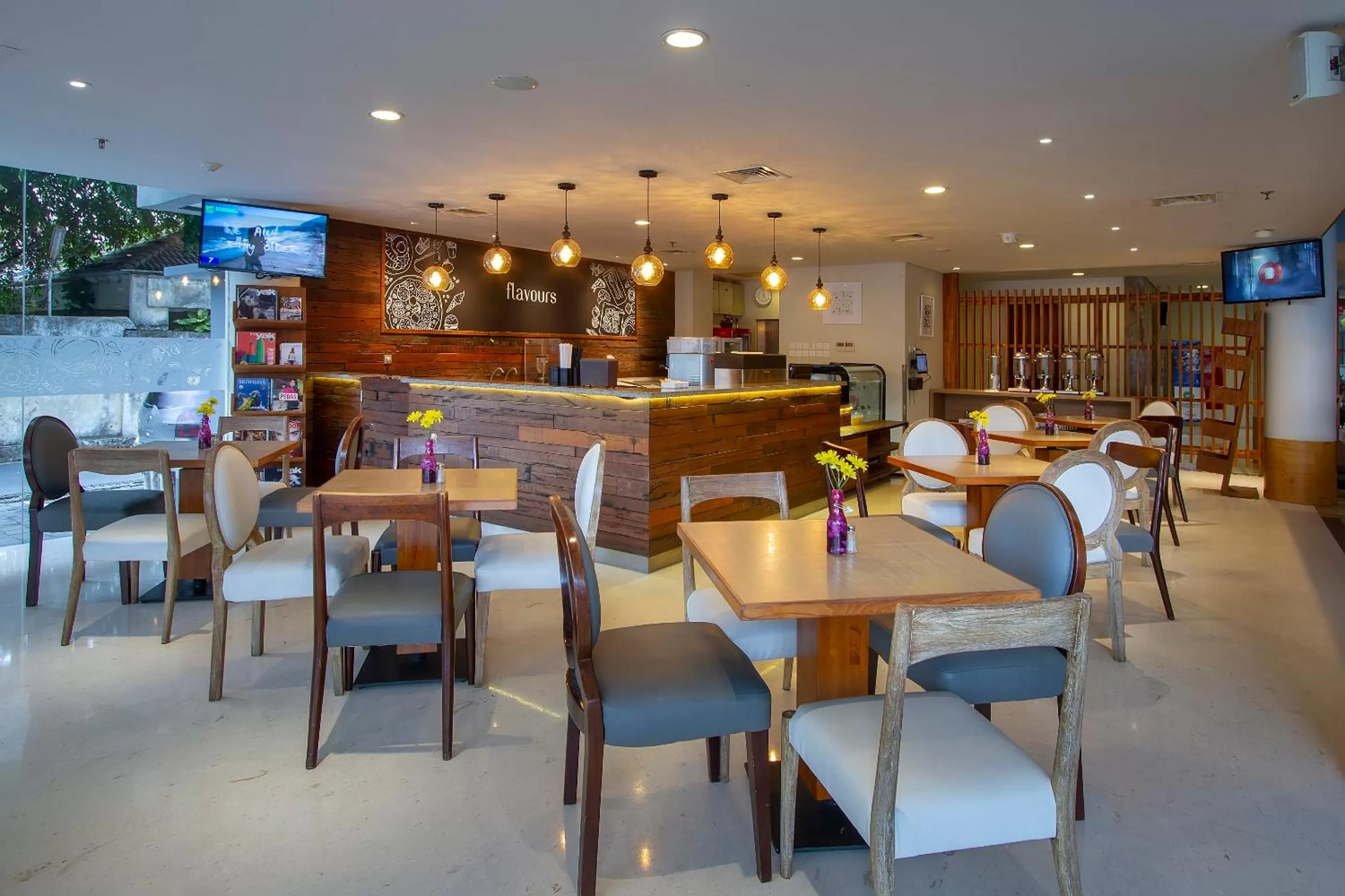 Restaurant/places to eat in PrimeBiz Hotel Kuta