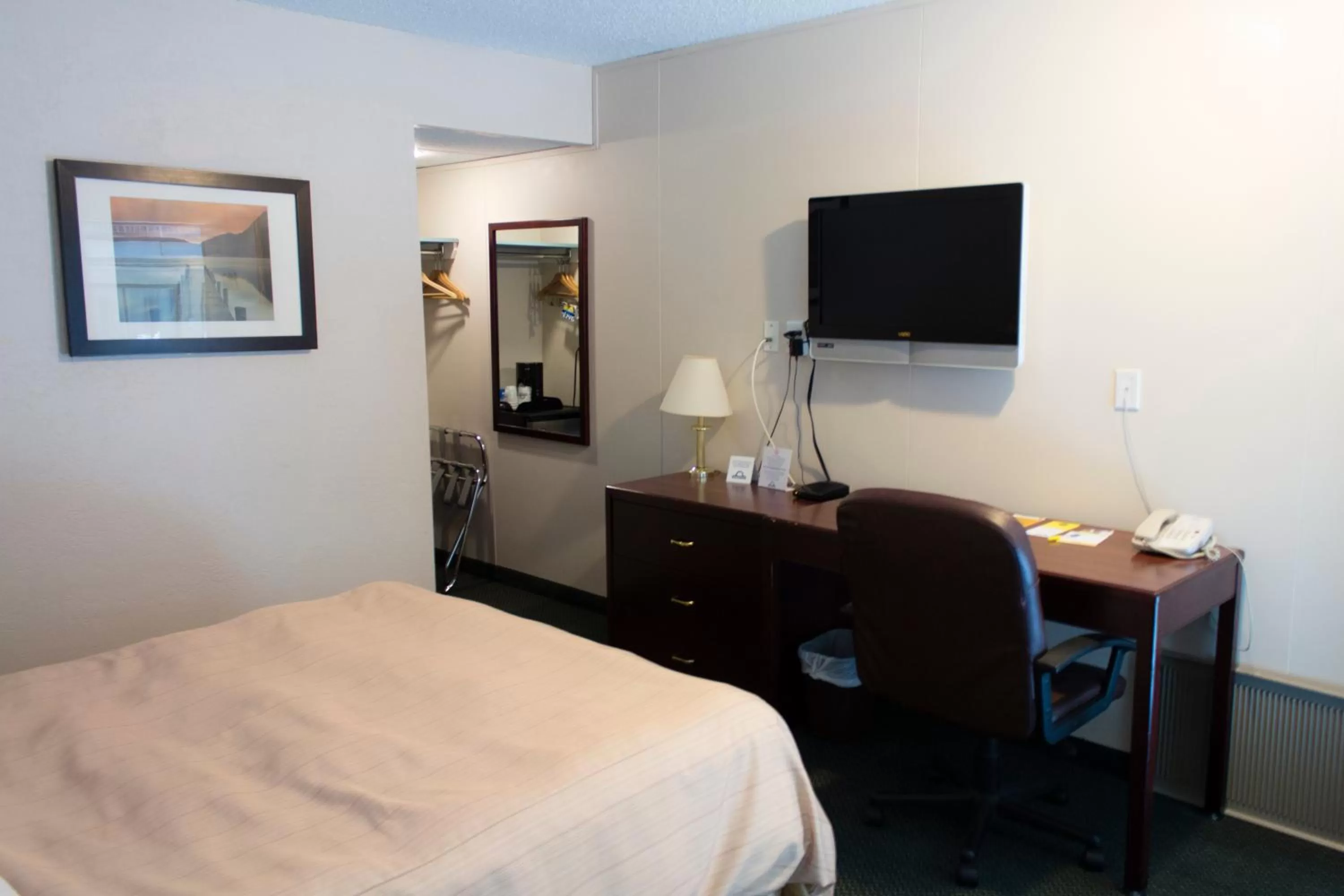 TV and multimedia, Bed in Days Inn by Wyndham Lethbridge