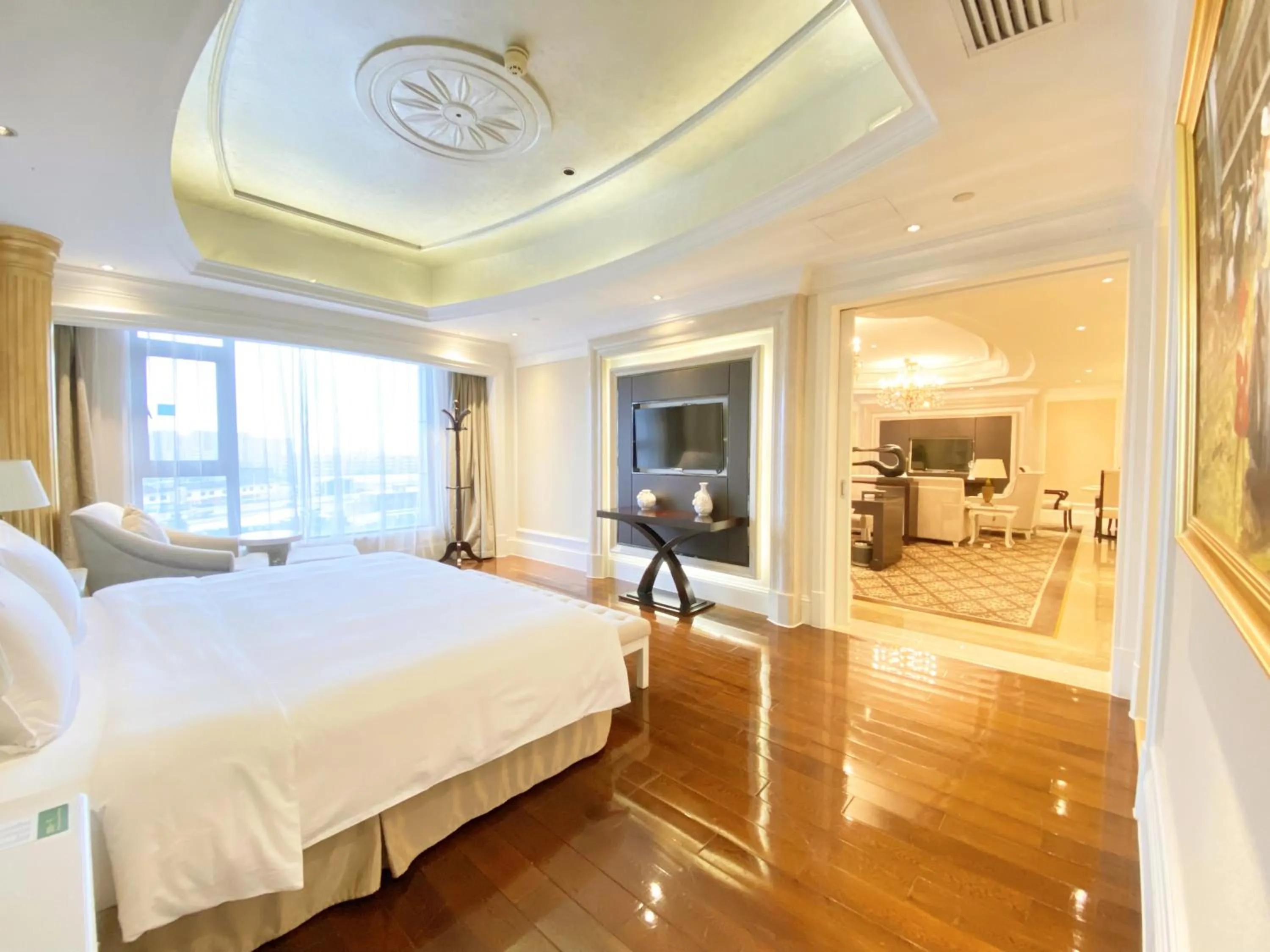 Photo of the whole room, Bed in Holiday Inn Foshan Nanhai Central by IHG