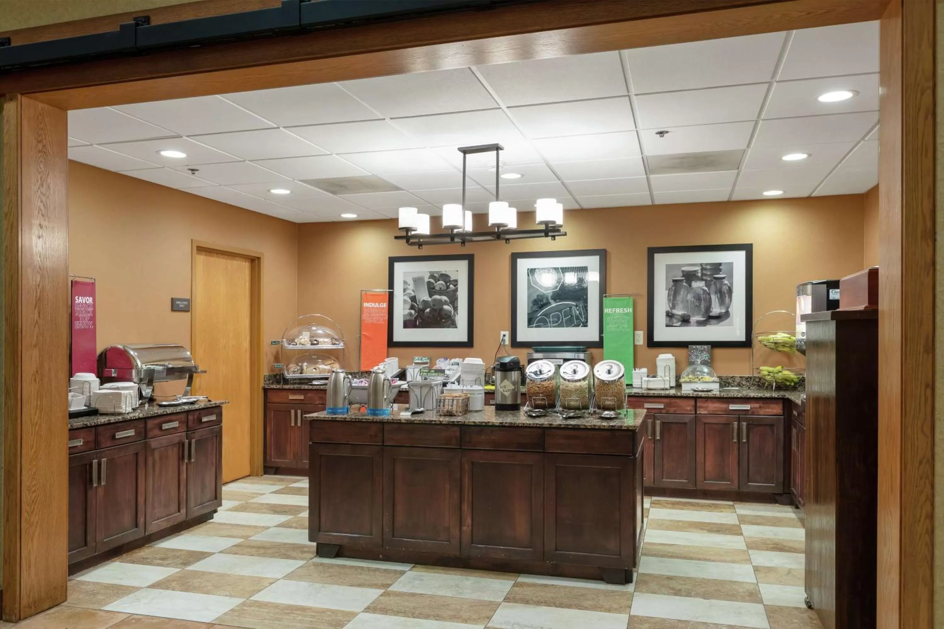 Dining area in Hampton Inn & Suites-Austin Airport