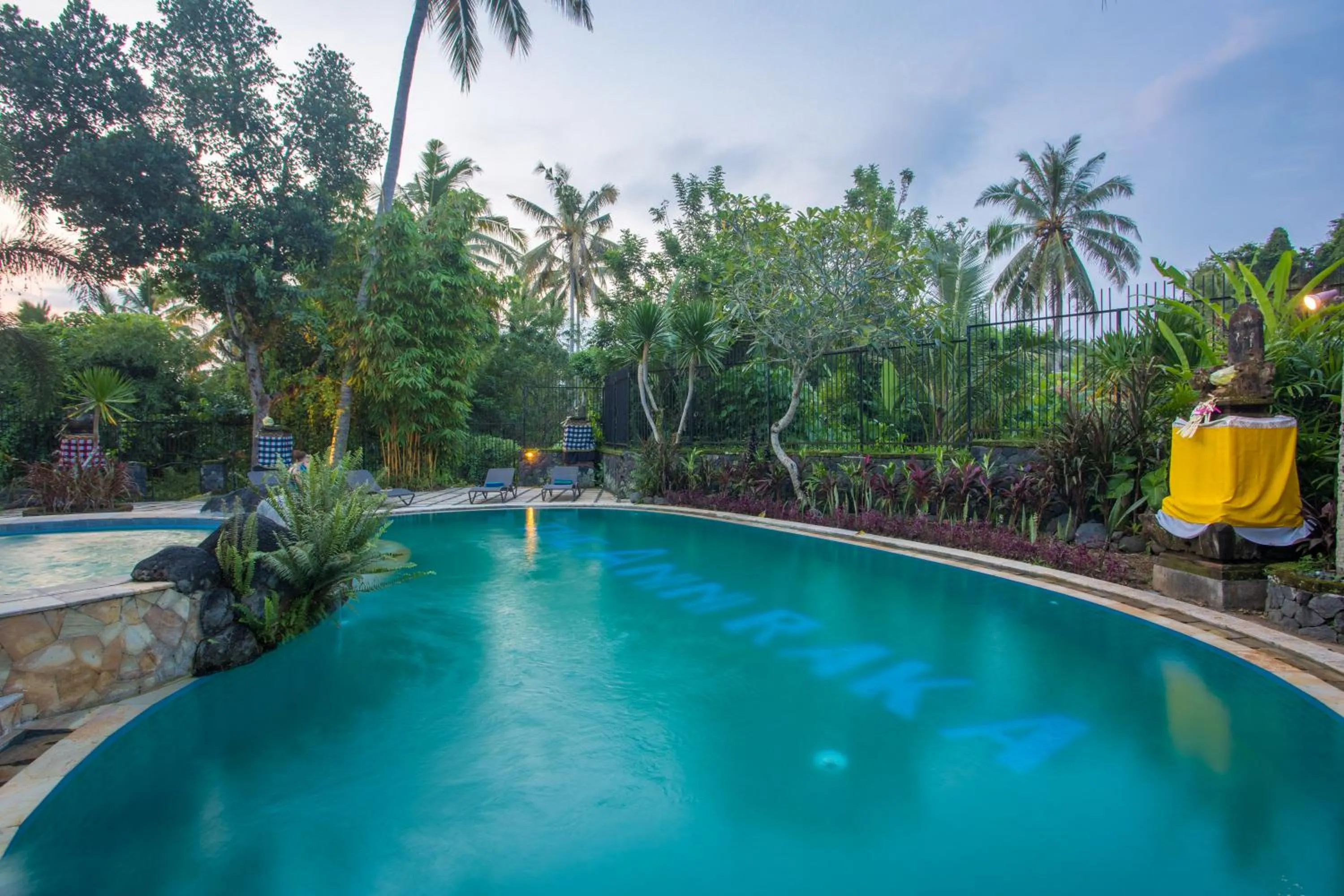 Swimming pool in Anini Raka Resort & Spa