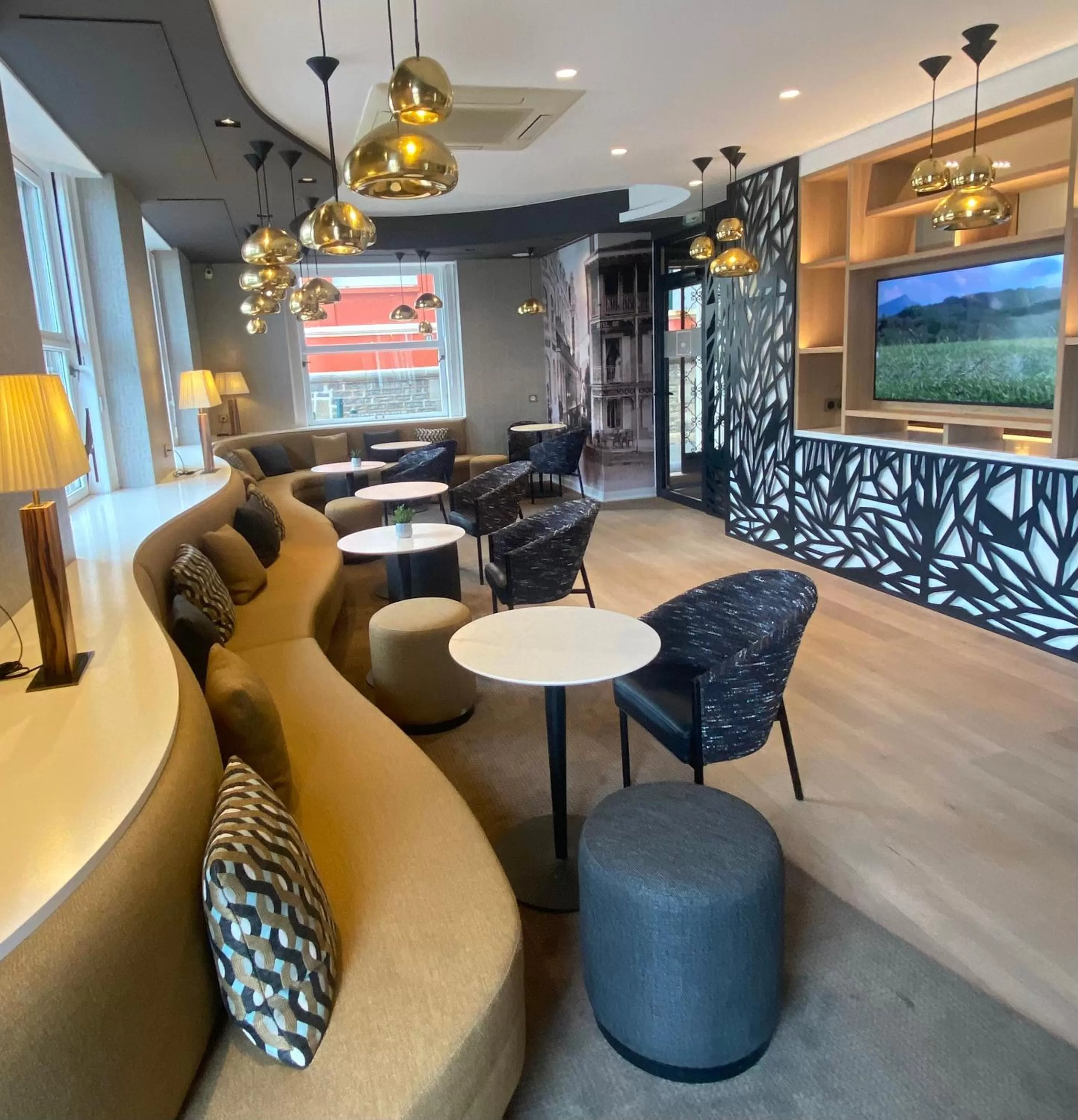 Communal lounge/ TV room, Lounge/Bar in Hôtel de la Plage - Saint Jean de Luz