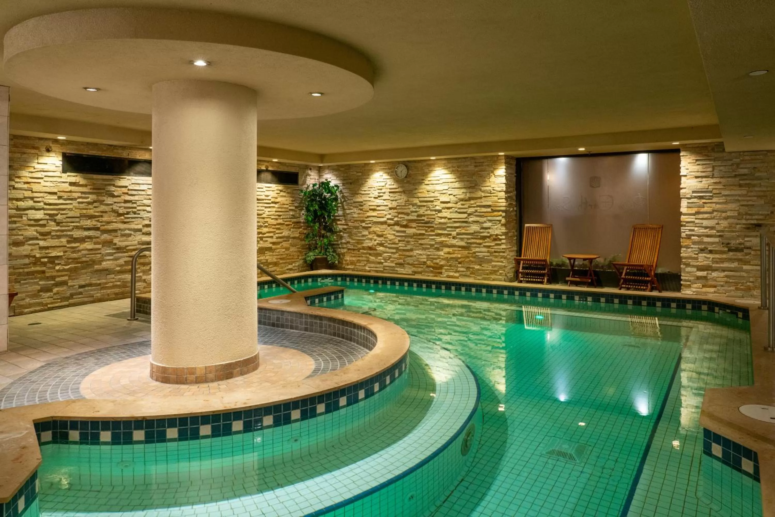 Hot Tub in Banff Caribou Lodge and Spa