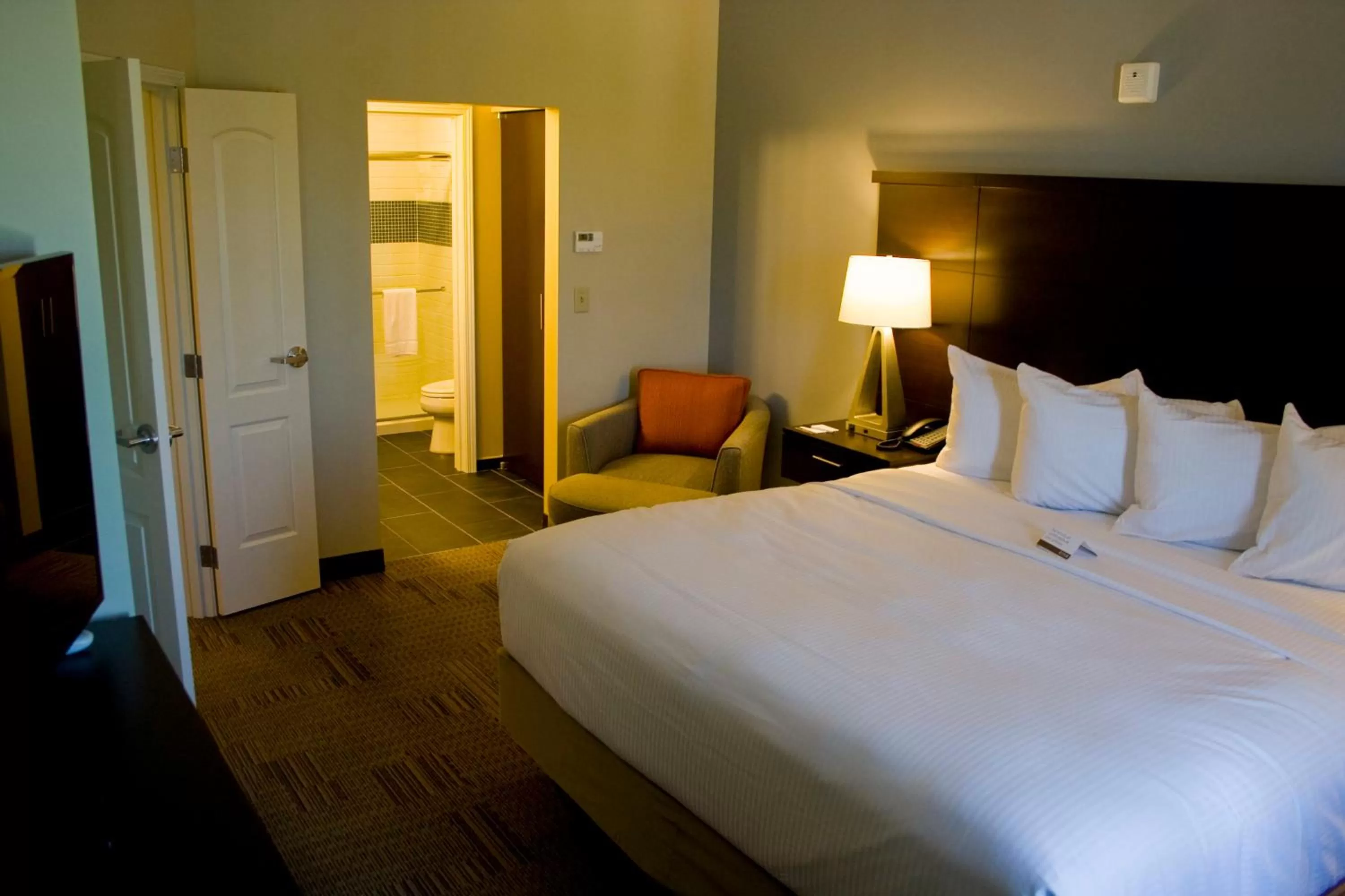 Photo of the whole room, Bed in Staybridge Suites Toledo - Rossford - Perrysburg by IHG