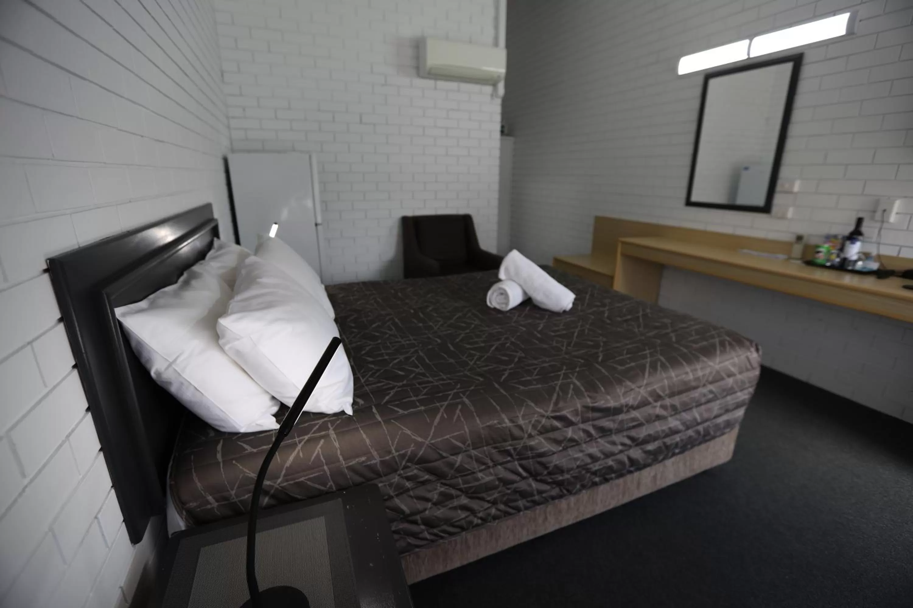 Bedroom, Bed in The Town House Motor Inn