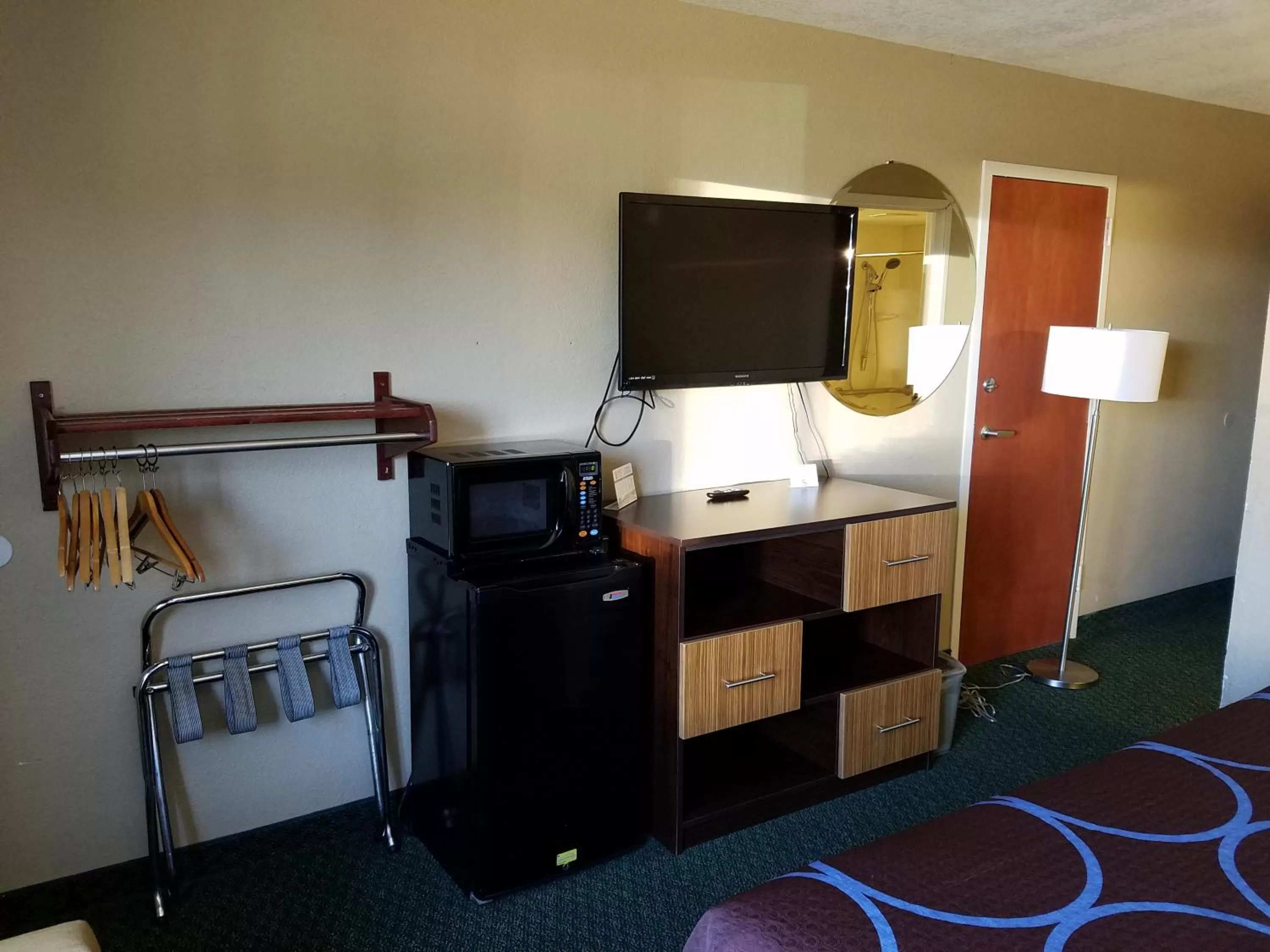 TV and multimedia, Bed in Super 8 by Wyndham Bentonville