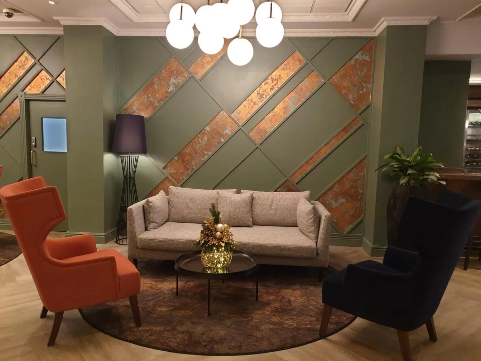 Lounge or bar in Mercure Cardiff North Hotel