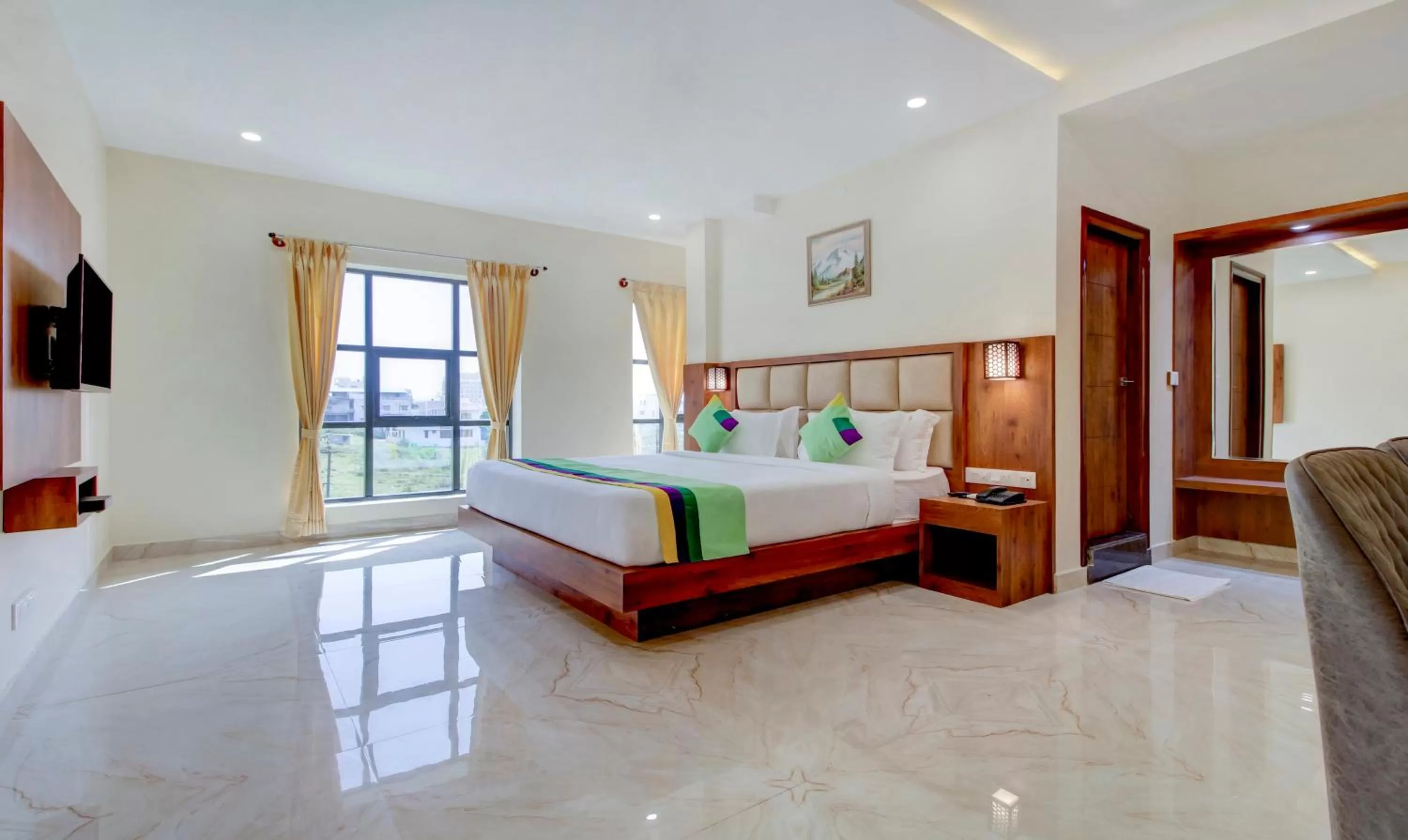 Bedroom, Bed in Treebo The Meridian, 10 Mins To Mahatma Gandhi Park