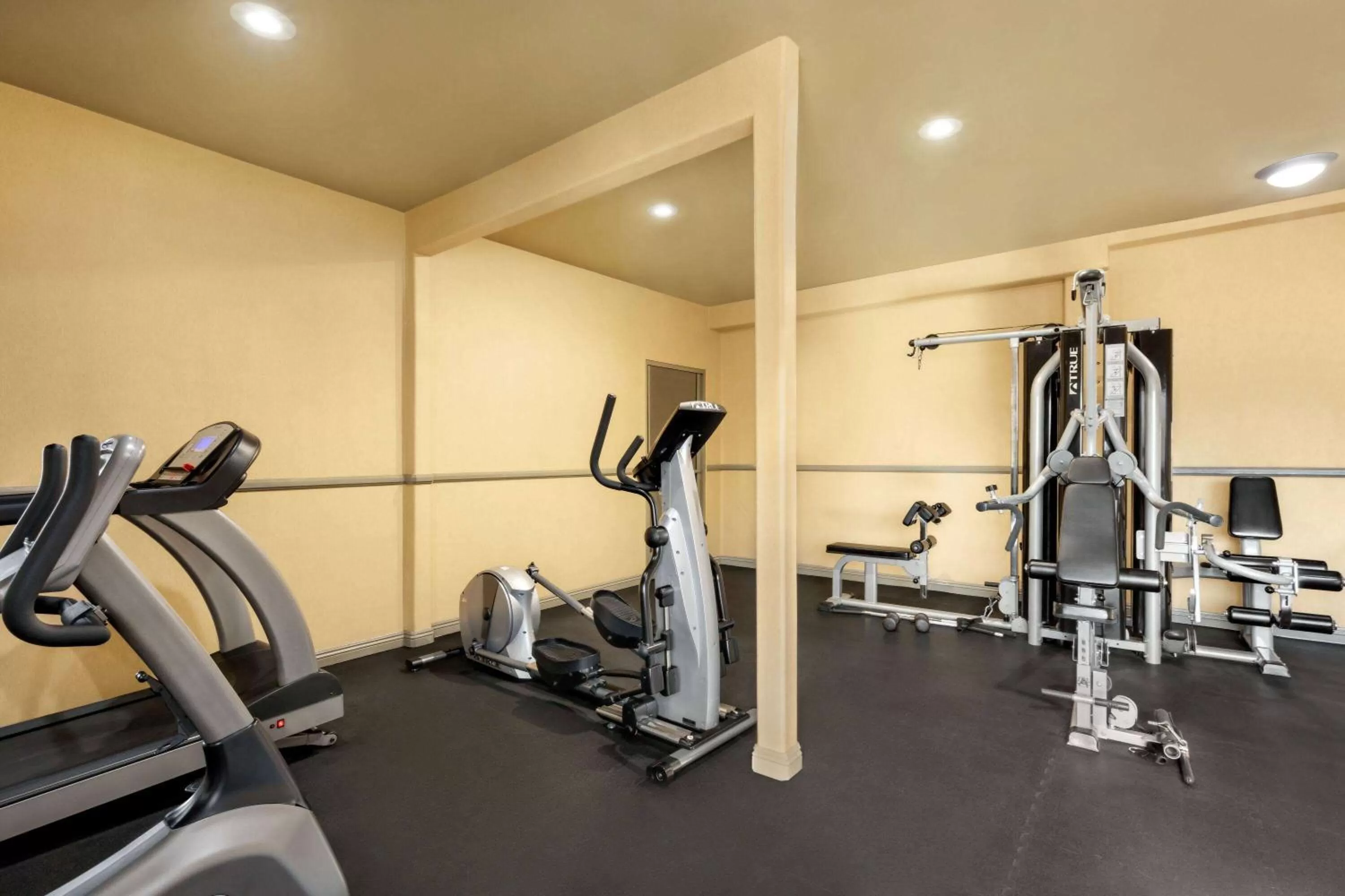 Fitness centre/facilities in Baymont by Wyndham Monterey Park