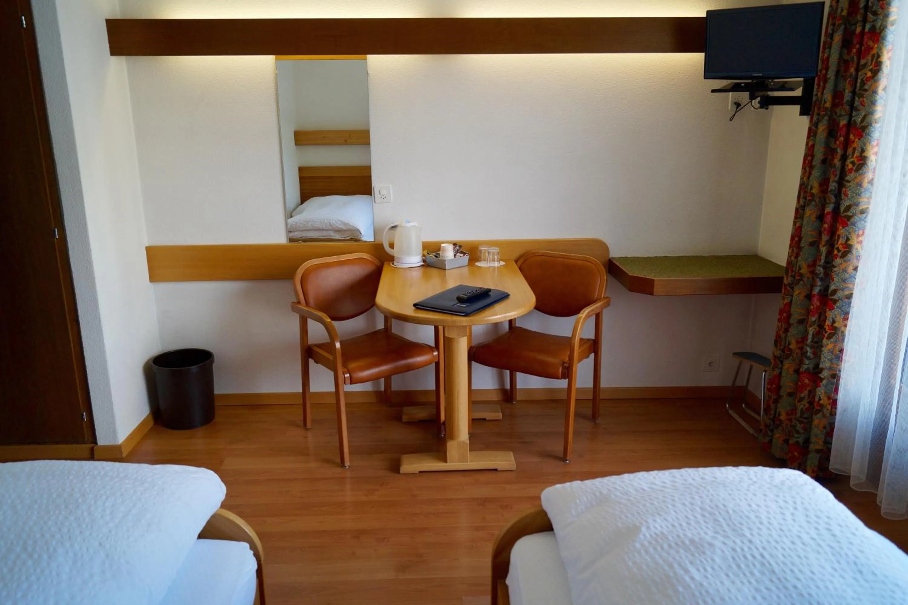 Seating area, Bed in Hotel Victoria