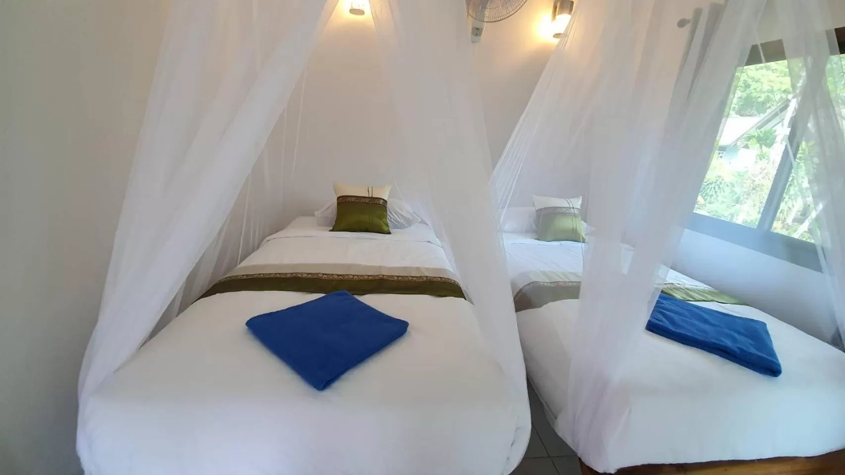 Photo of the whole room, Bed in Tree Tops River Huts