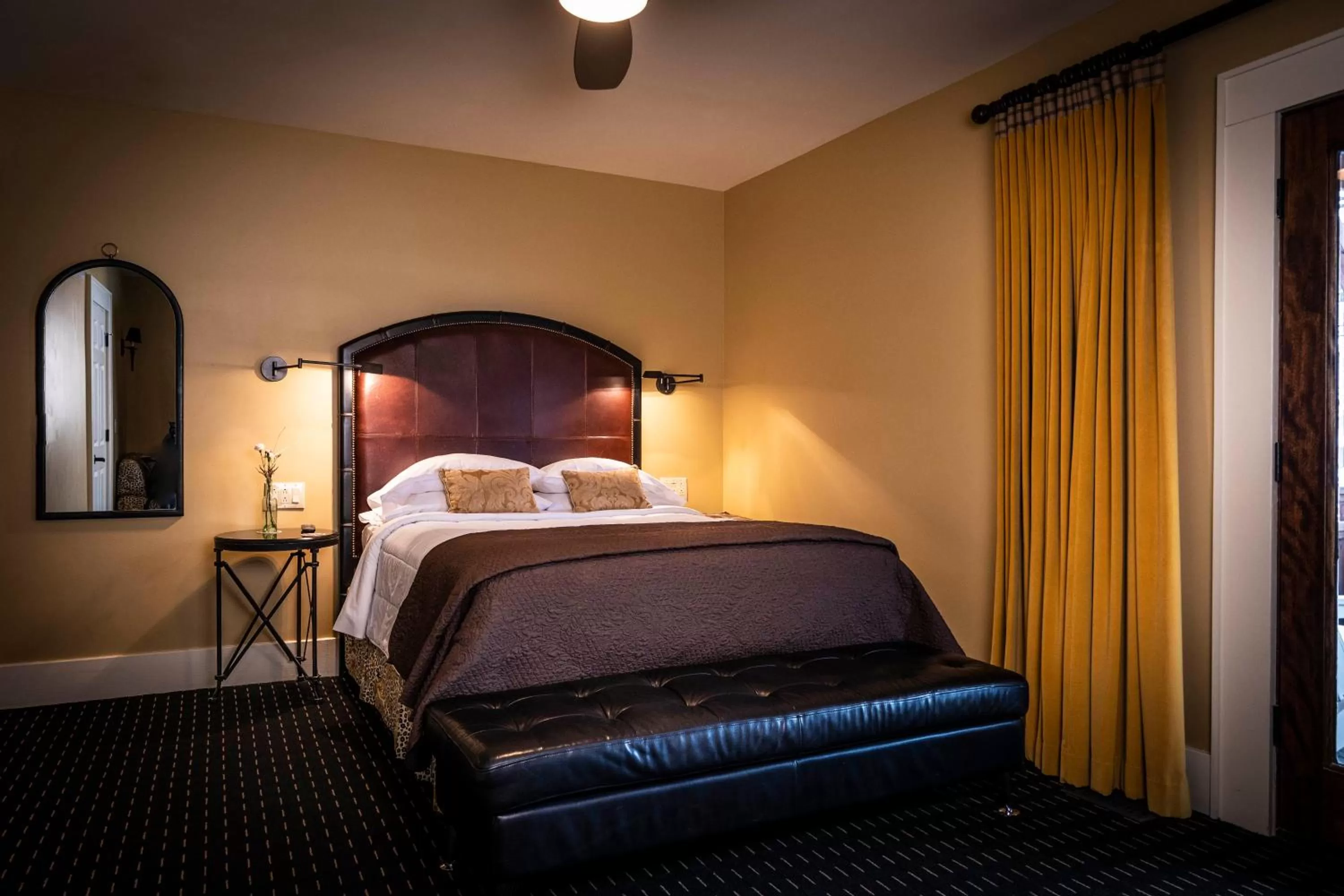 Bed in Hotel Broad Ripple