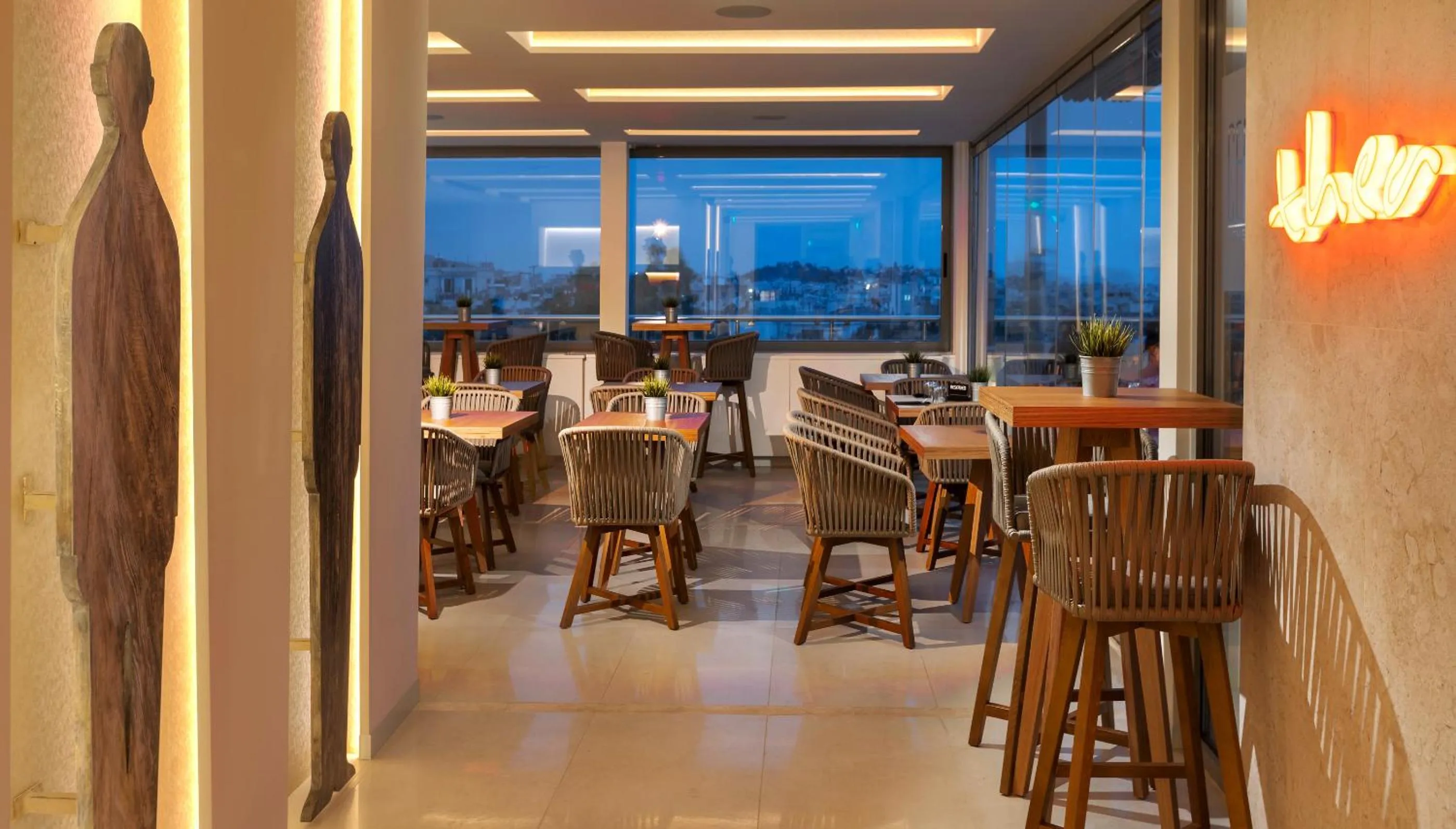 Restaurant/places to eat in Central Hotel