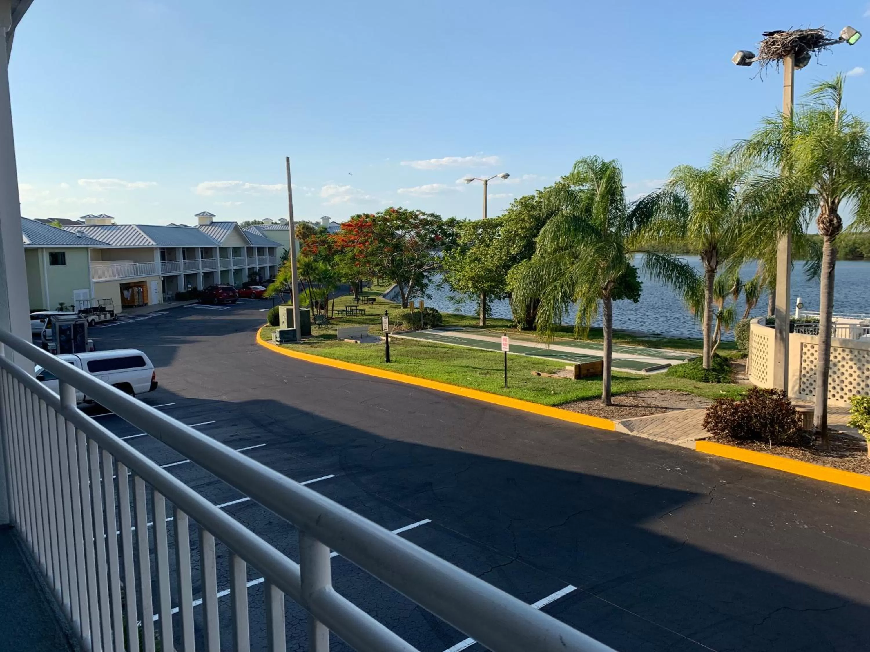 Balcony/Terrace in TAMPA BAY, BEACH step away, WIFI, FREE PARKING,POOLS, JACUZZI