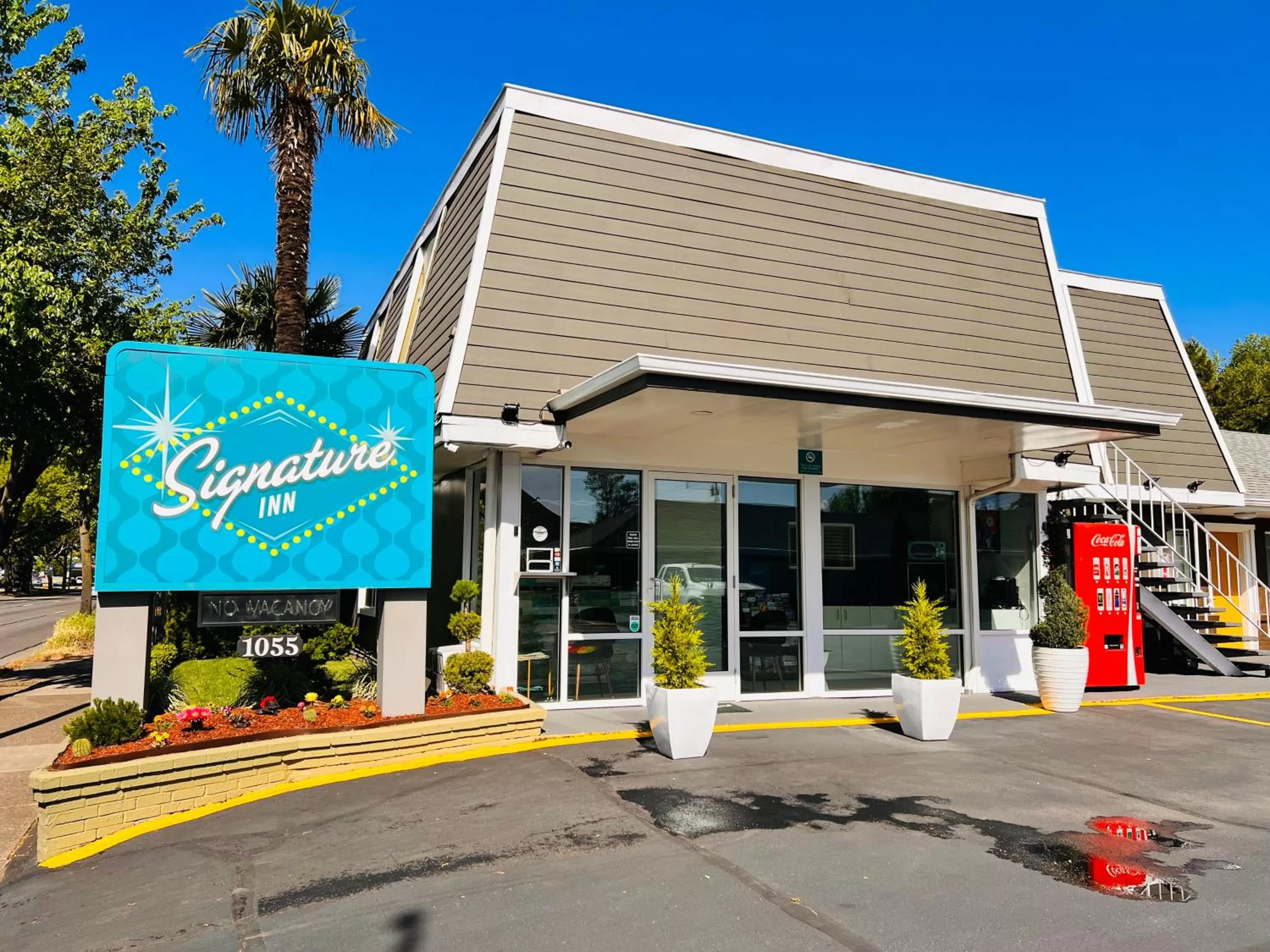 Property building in Signature Inn Eugene