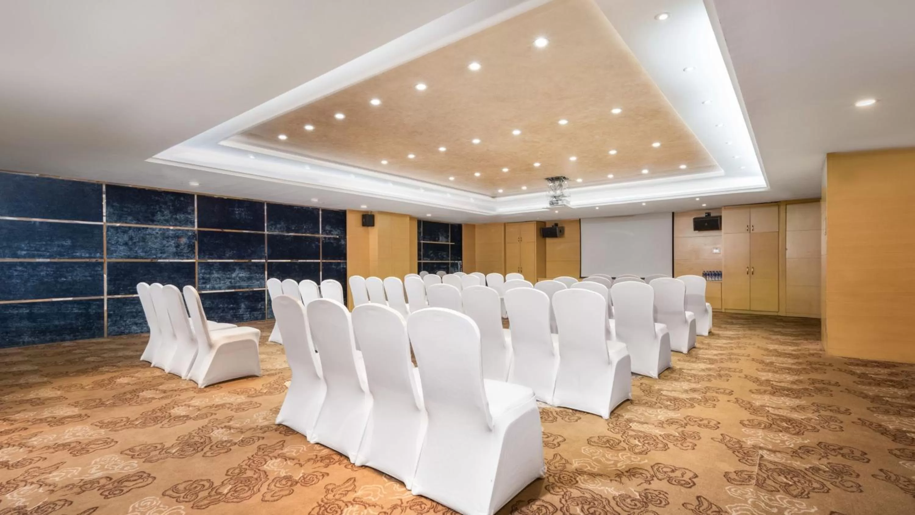 Meeting/conference room in Holiday Inn Shijiazhuang Central by IHG