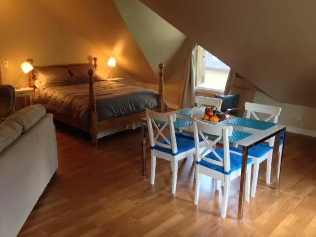 Other, Bed in Merrickville Guest Suites