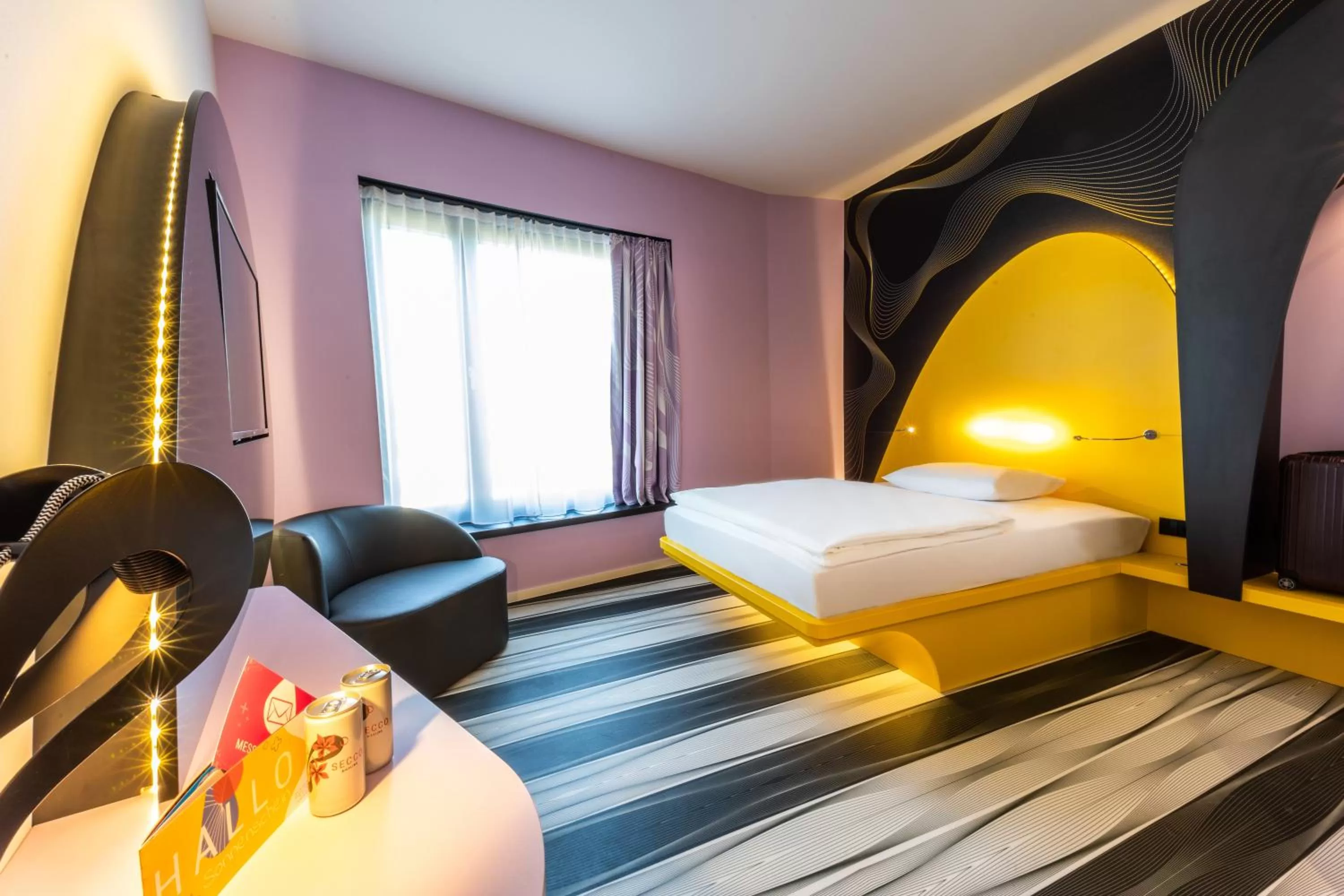 Photo of the whole room, Bed in Prize by Radisson, Bonn City
