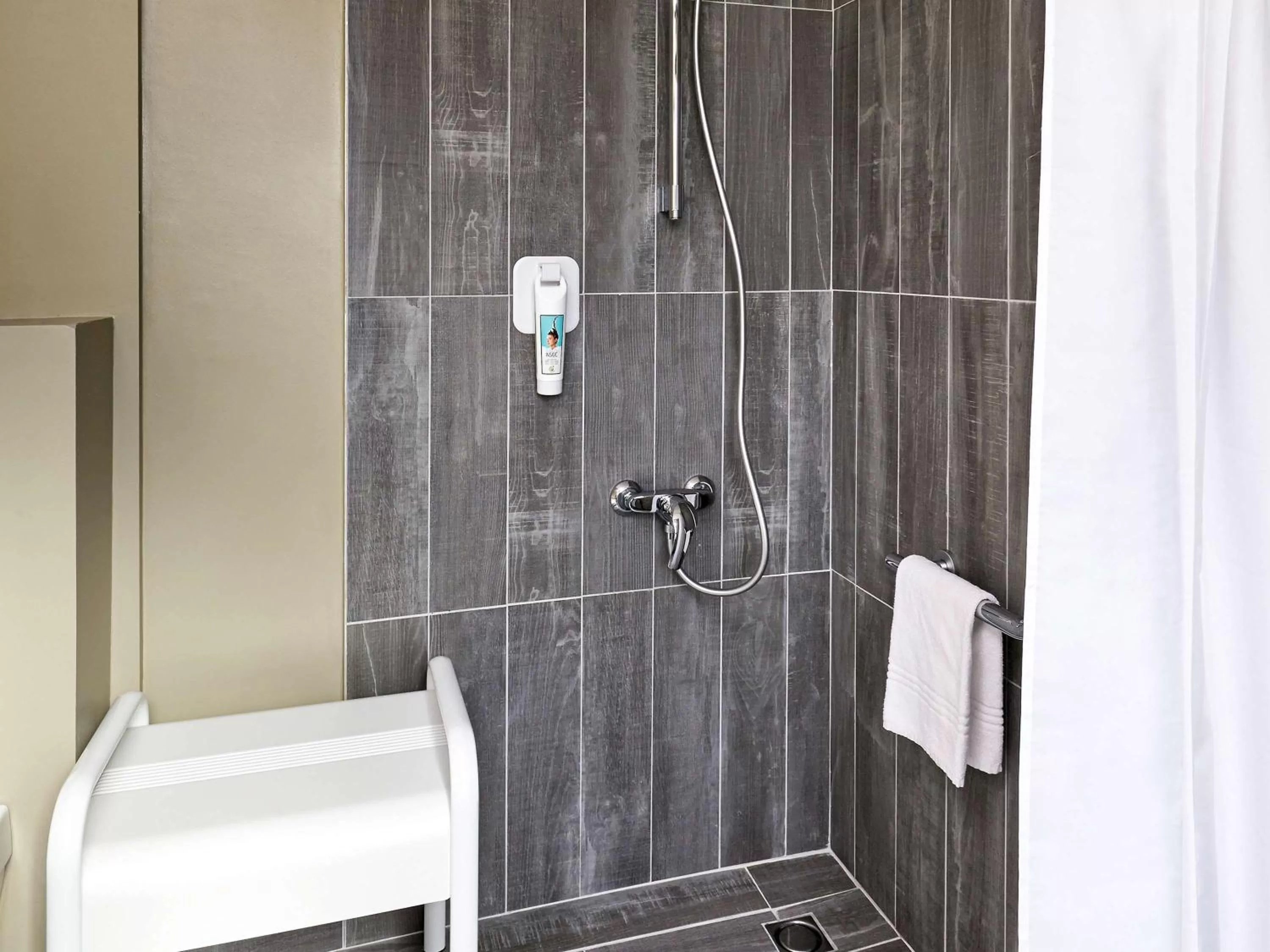 Photo of the whole room in ibis Marne La Vallee Champs-sur-Marne