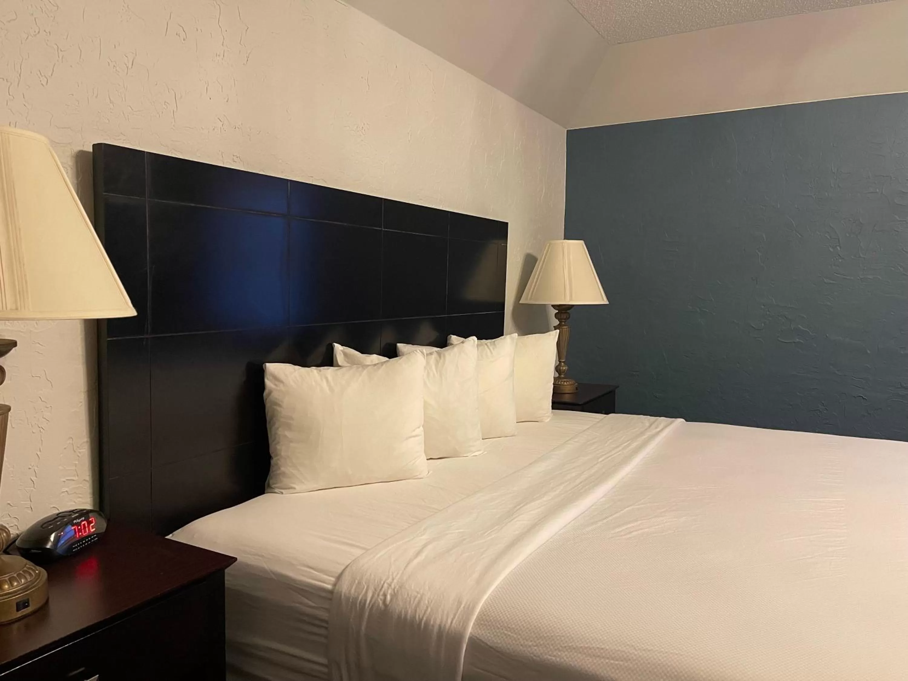 Bed in Chateau Hotel and Conference Center