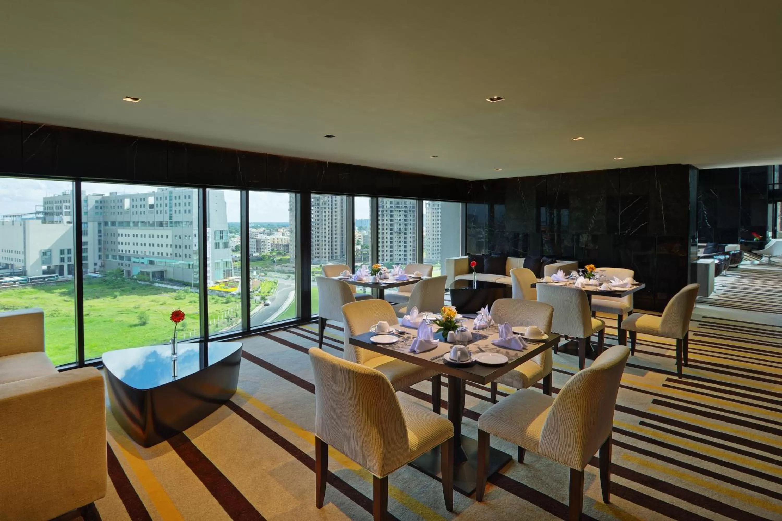 Lounge or bar in Novotel Kolkata Hotel and Residences