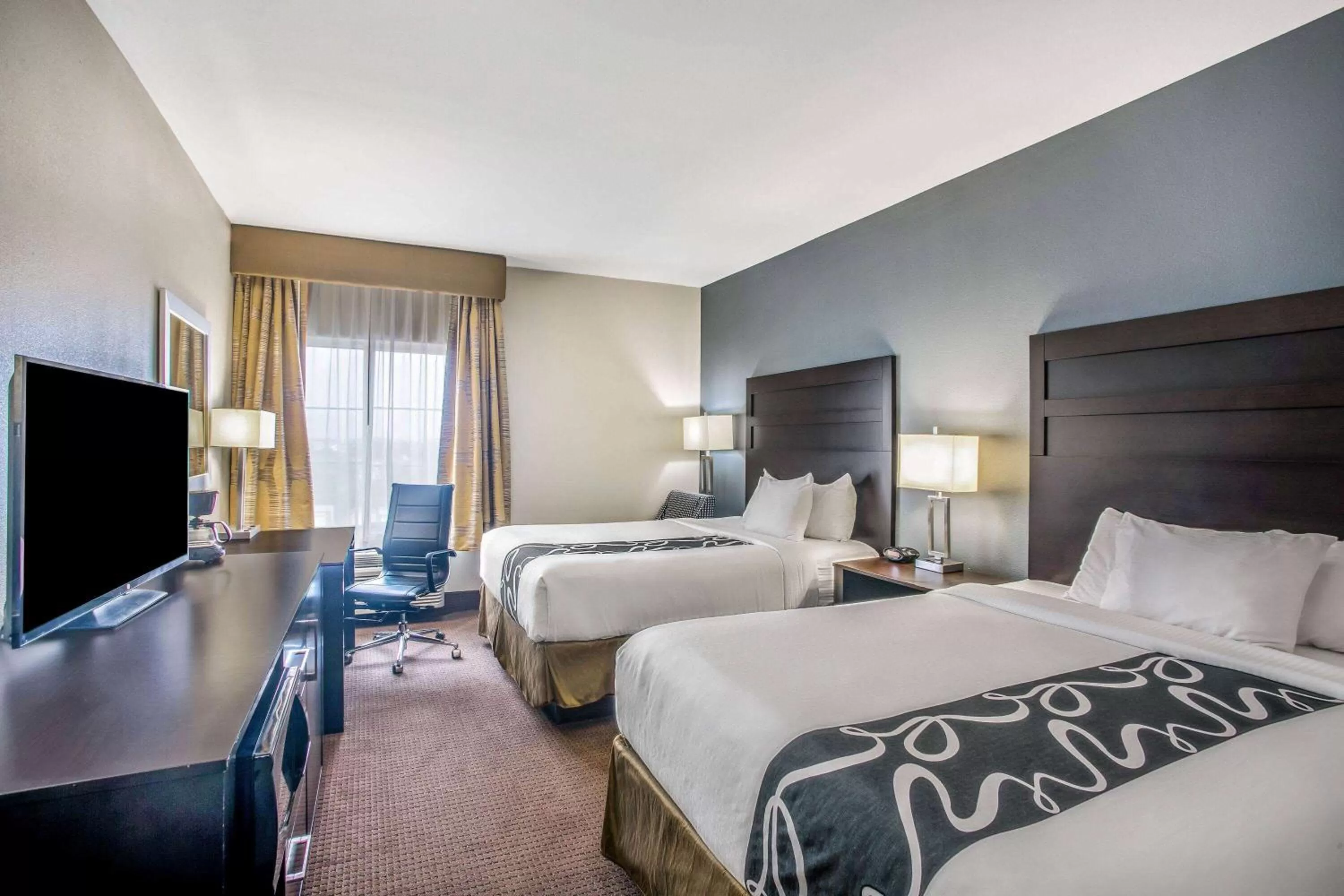 Photo of the whole room, Bed in La Quinta by Wyndham Karnes City - Kenedy