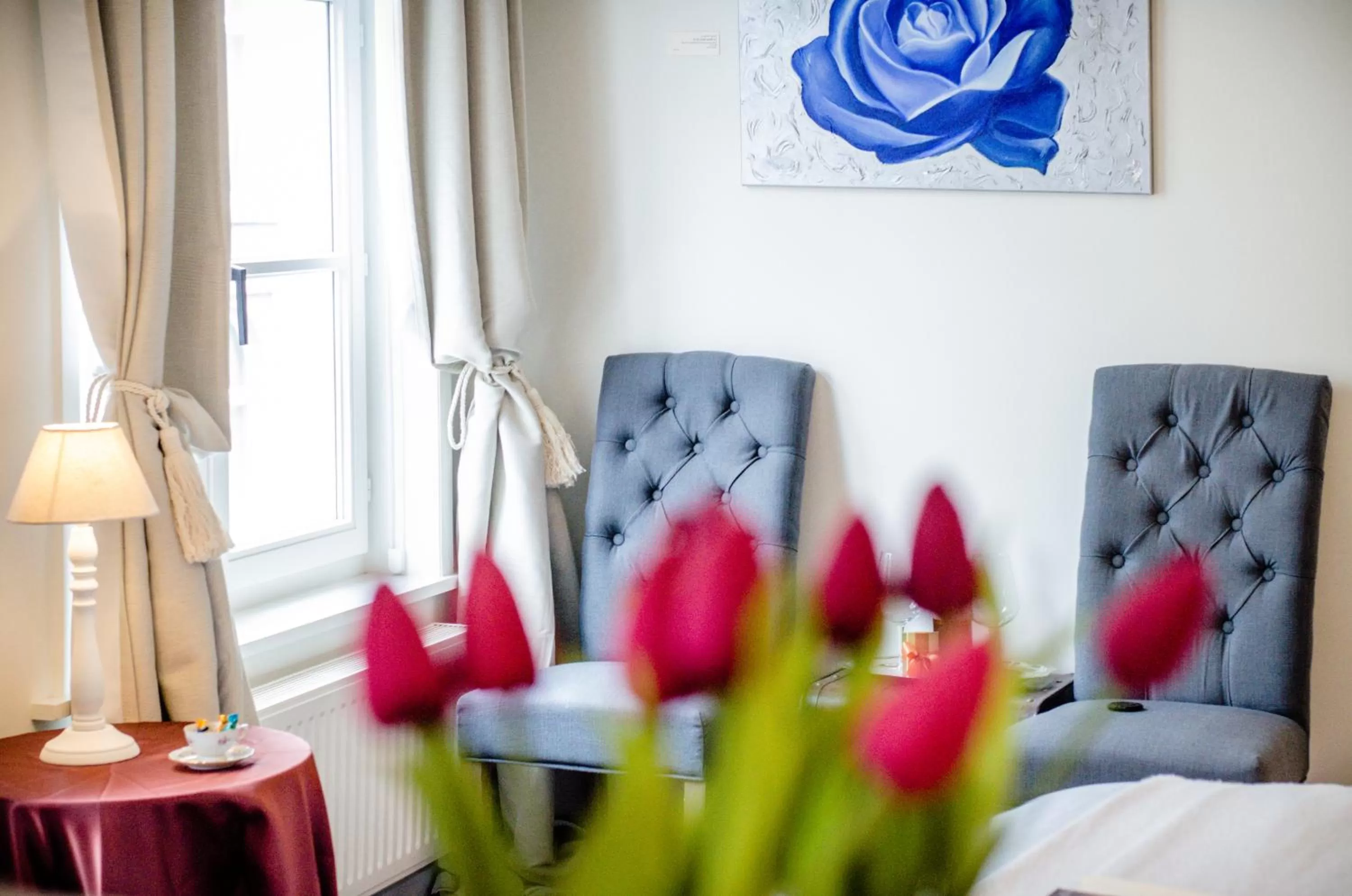 Seating area, Bed in The White Queen B&B