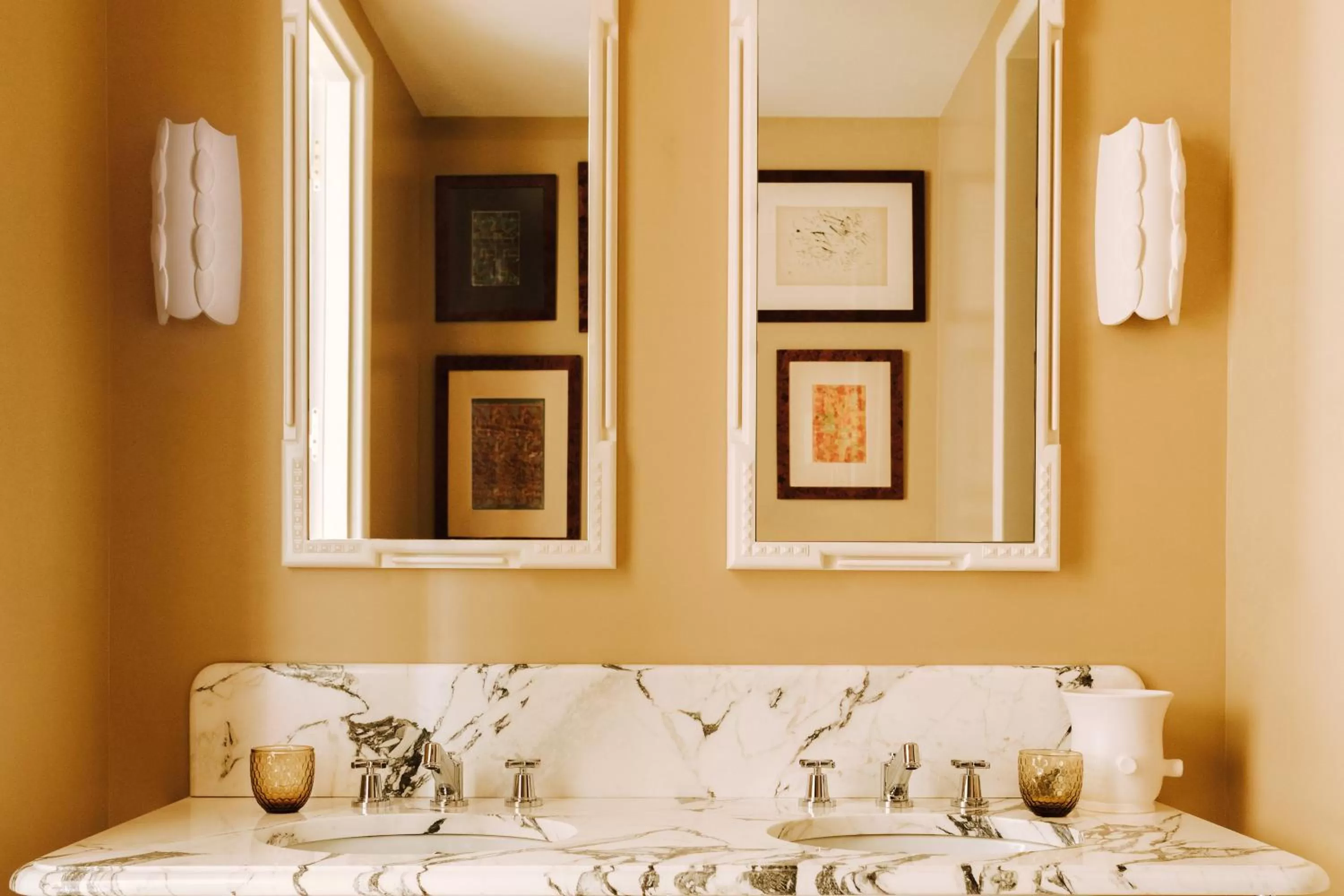 Bathroom in Saint James Paris