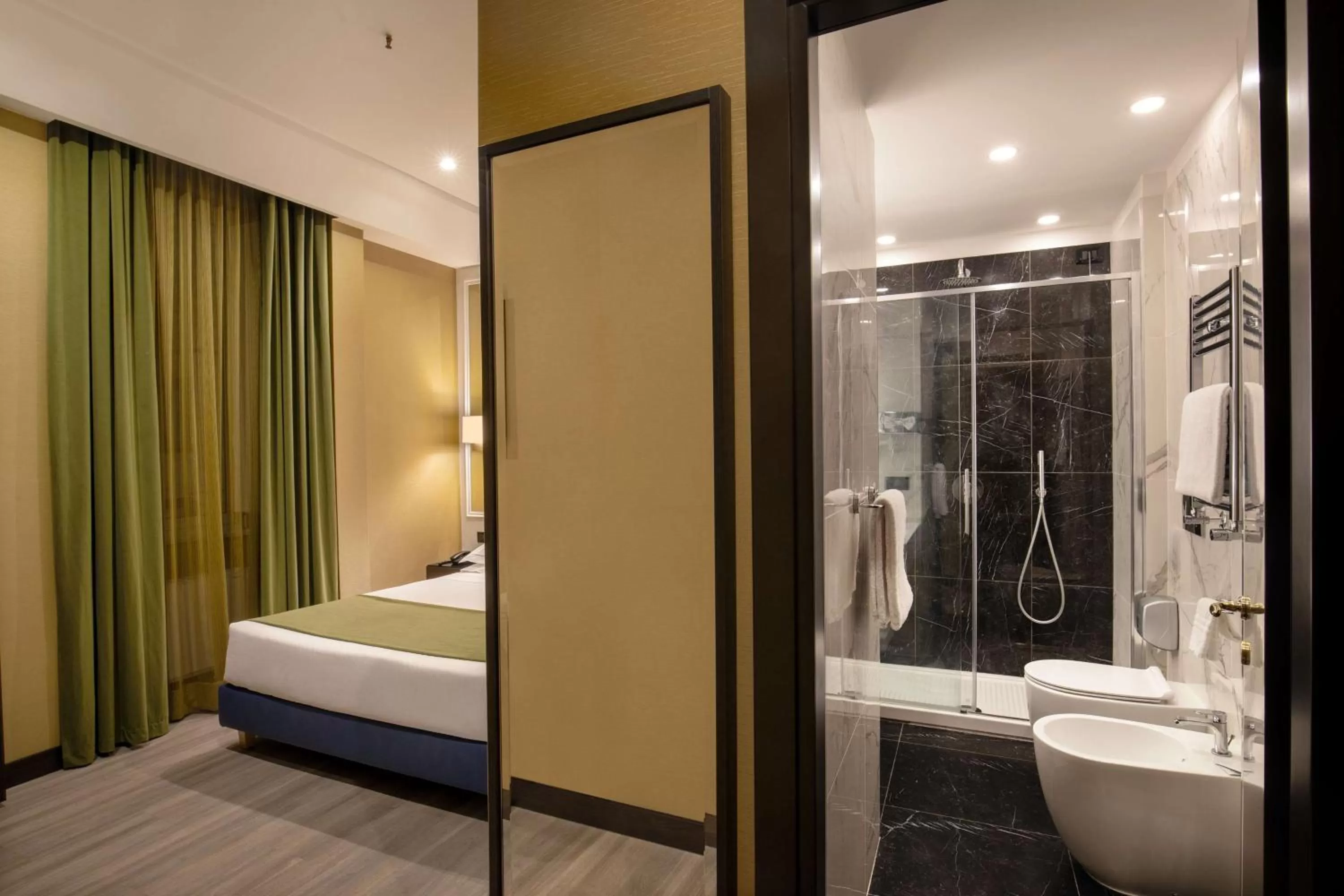 Bathroom, Bed in Hotel Diana Roof Garden