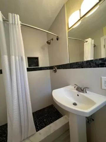 Swimming pool, Bathroom in Coconut Bay Resort - Key Largo