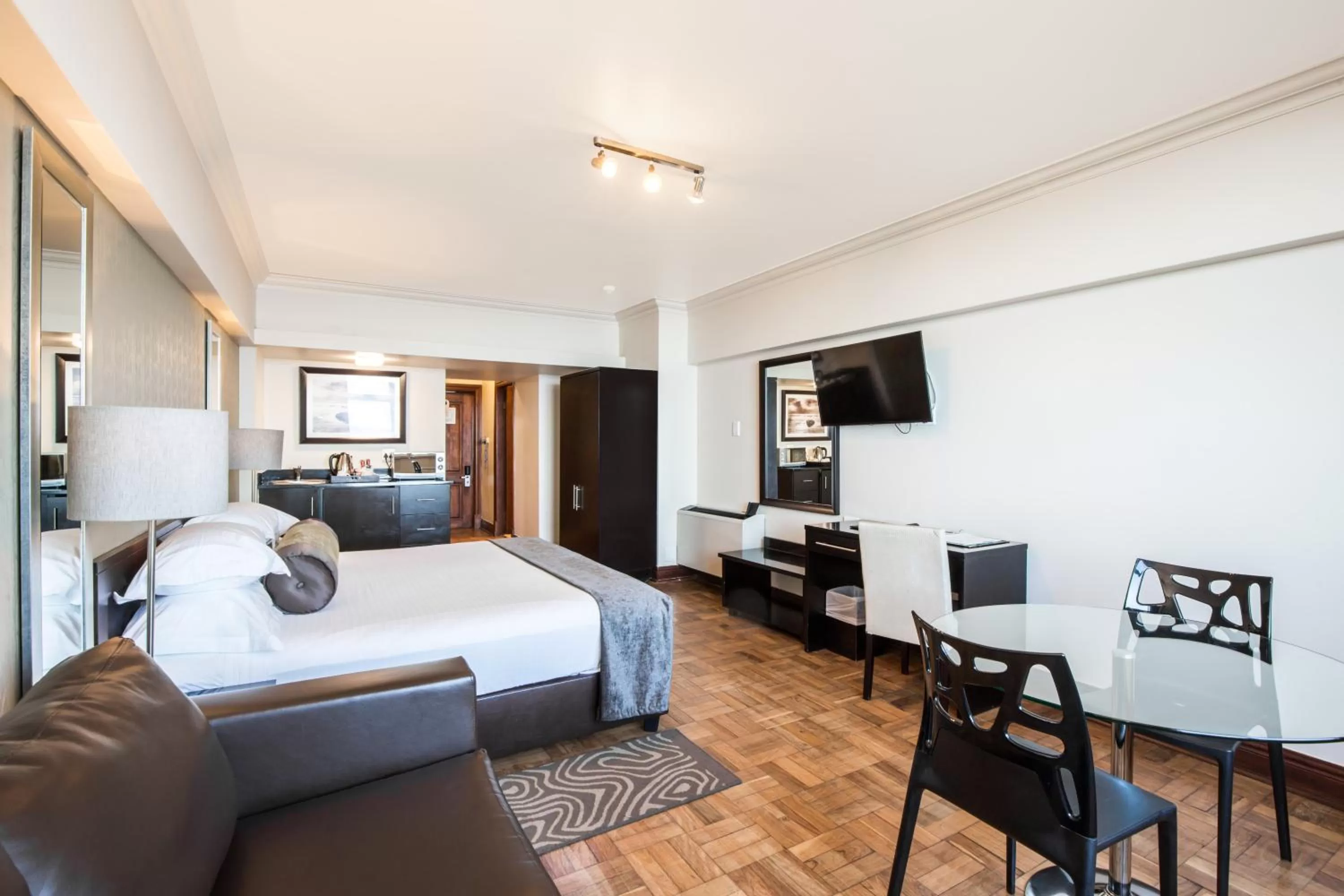 Bedroom, Bed in Belaire Suites Hotel