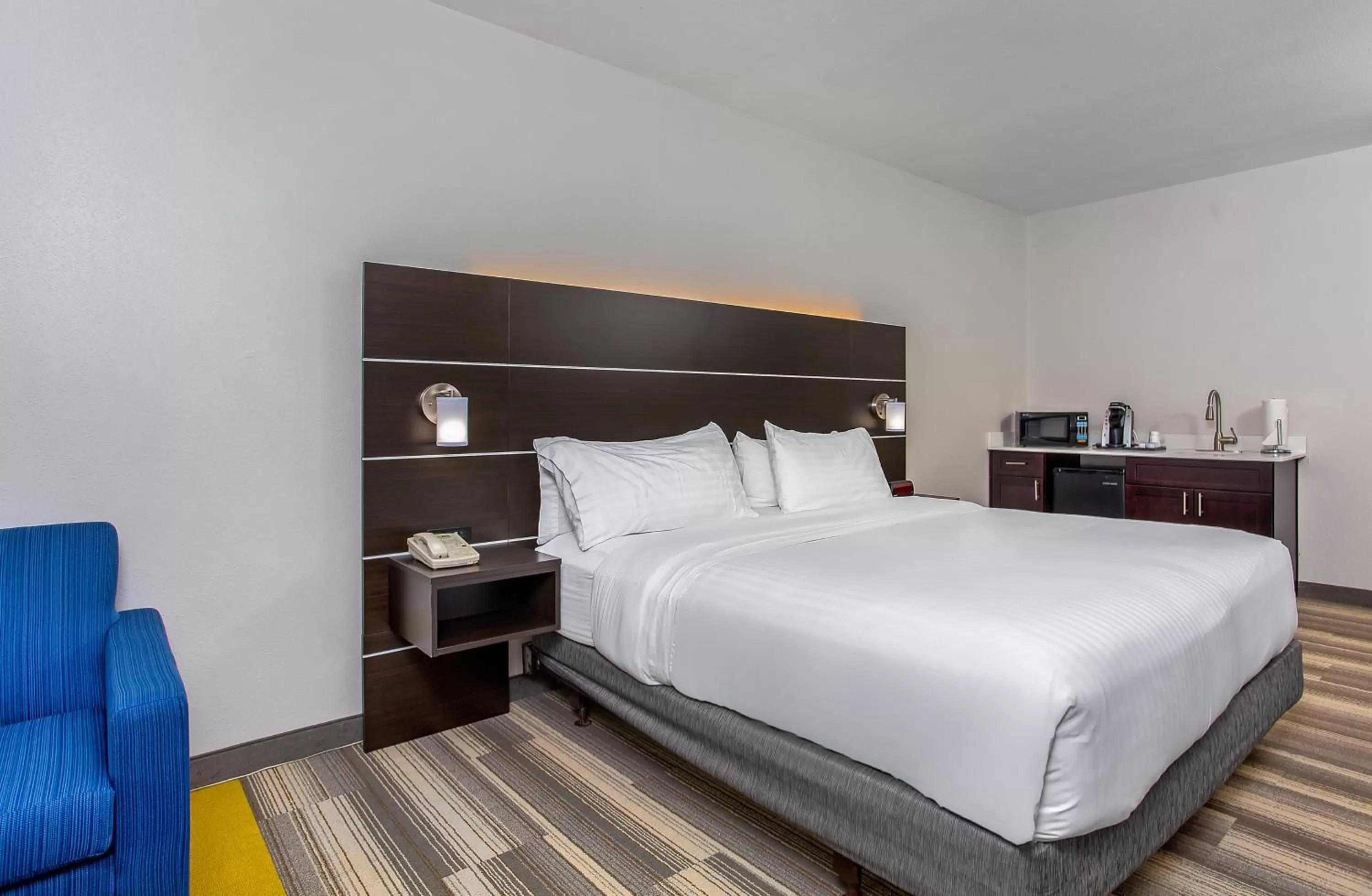 Photo of the whole room, Bed in Holiday Inn Express & Suites Morristown by IHG