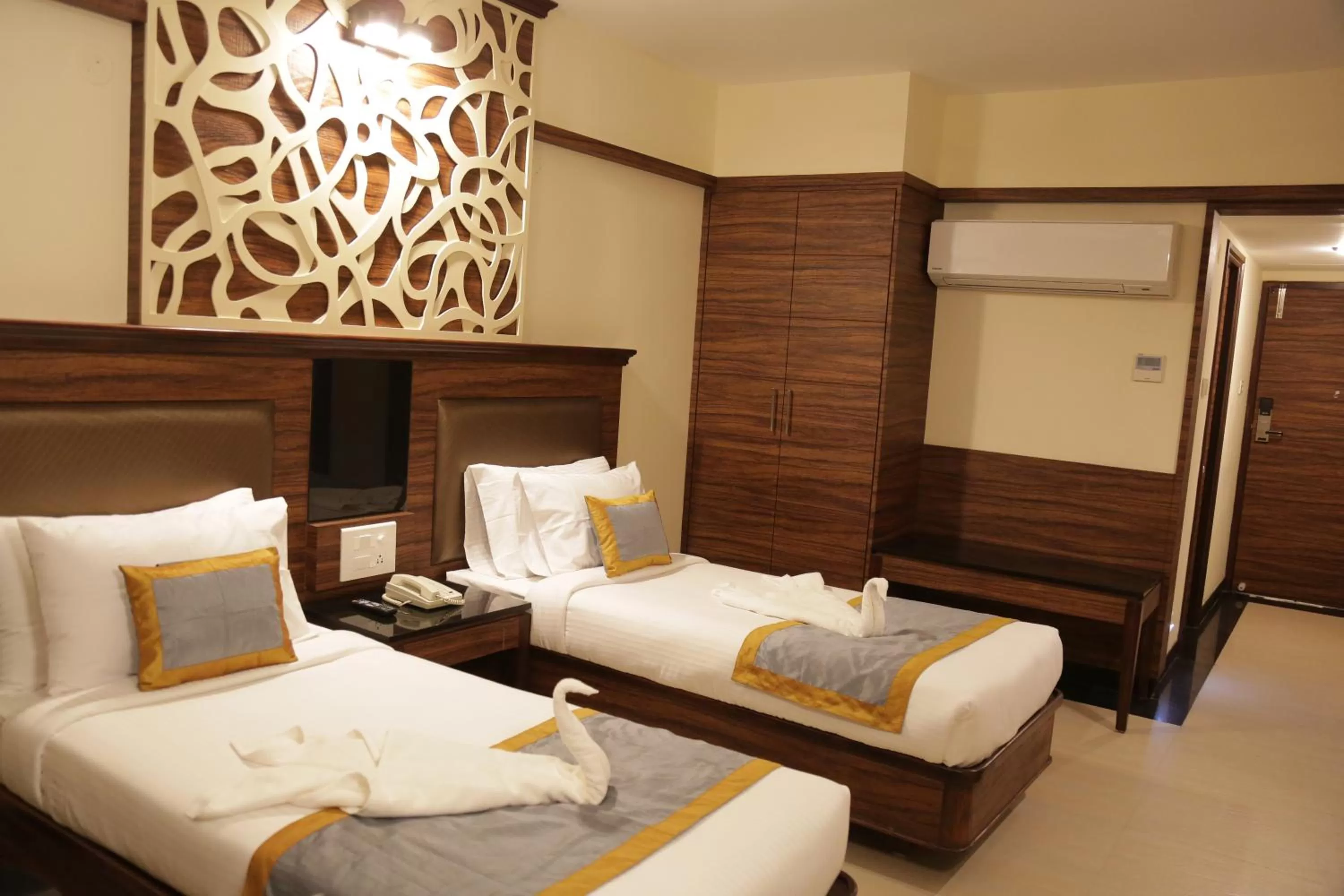 Photo of the whole room, Bed in Rangalaya Royal